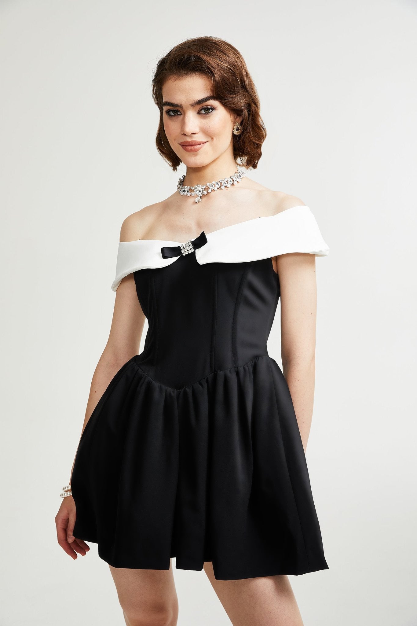 فستان دينيس الأسود القصير بدون أكتاف