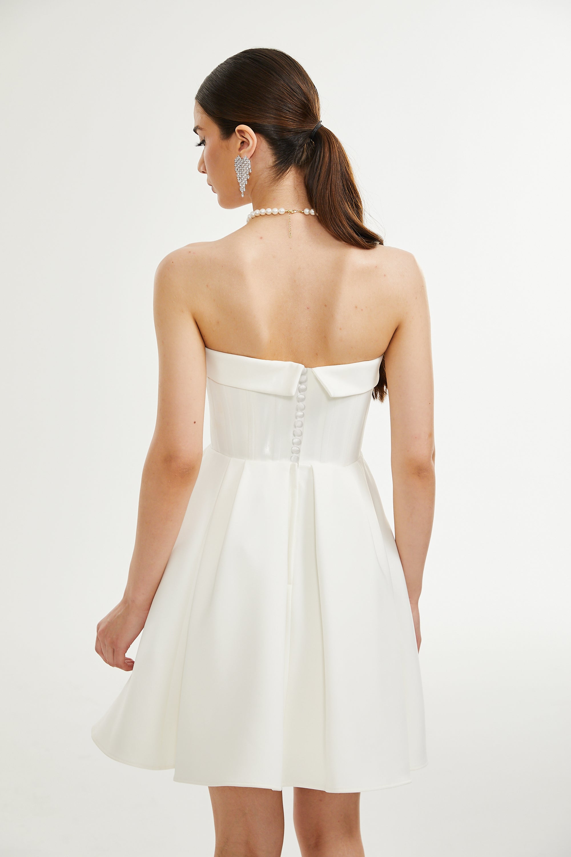 فستان كايرا أبيض مكشوف الأكتاف ذو فتحة واسعة (بيع نهائي - الولايات المتحدة فقط)