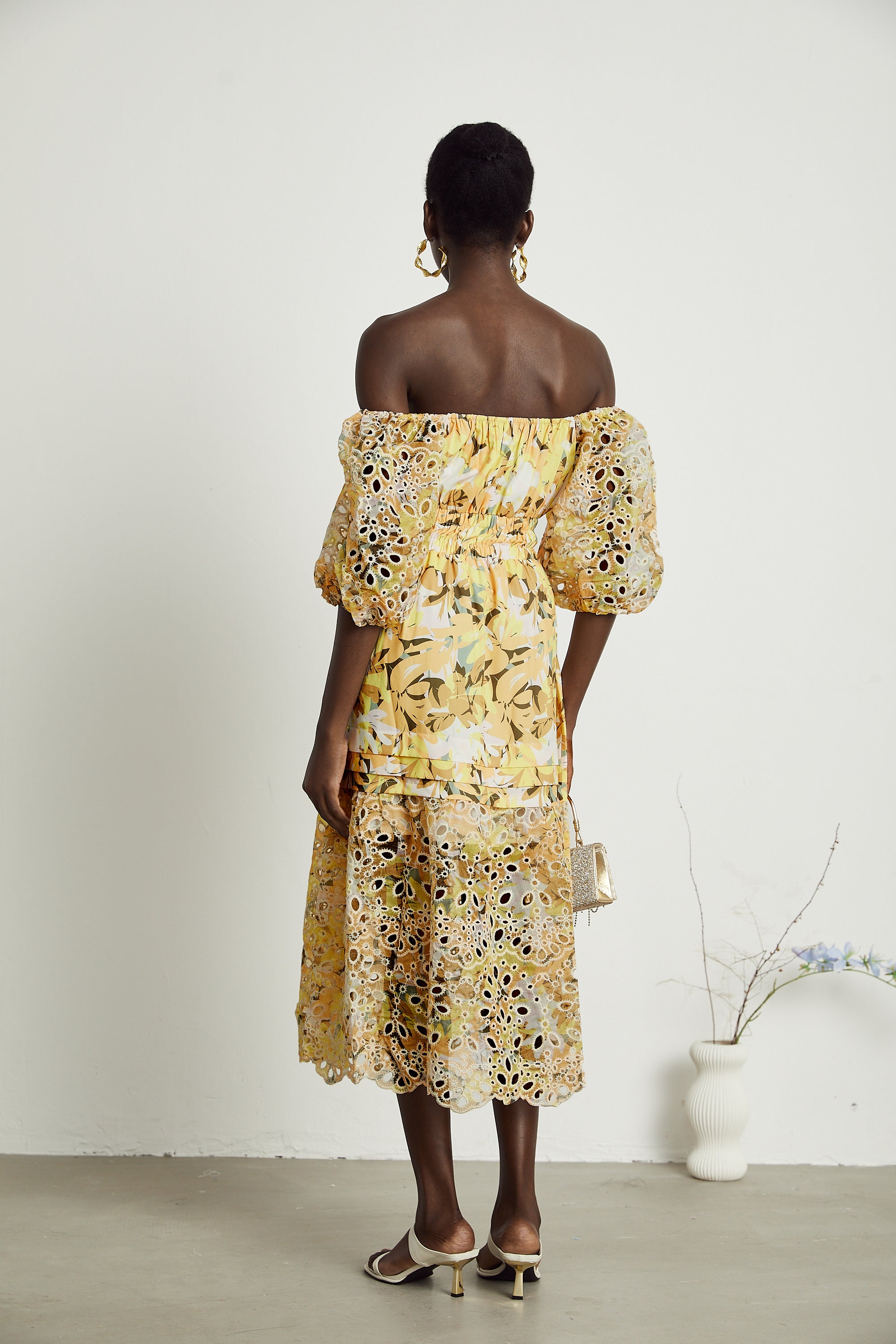 Clémence Midikleid mit Blumendruck und Cut-outs