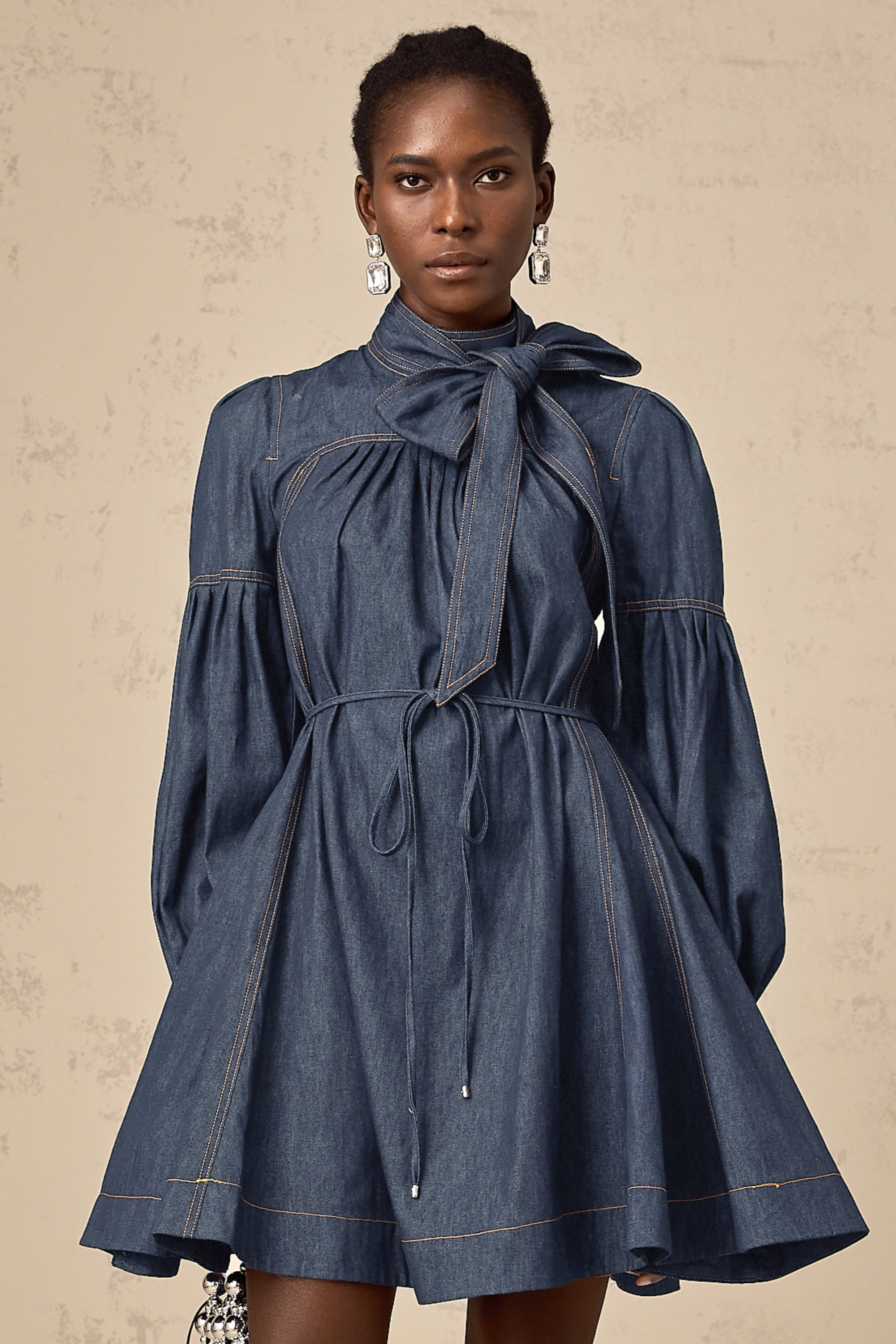 فستان ميرابل قصير من قماش الدنيم باللون الأزرق الداكن مع خياطة متباينة