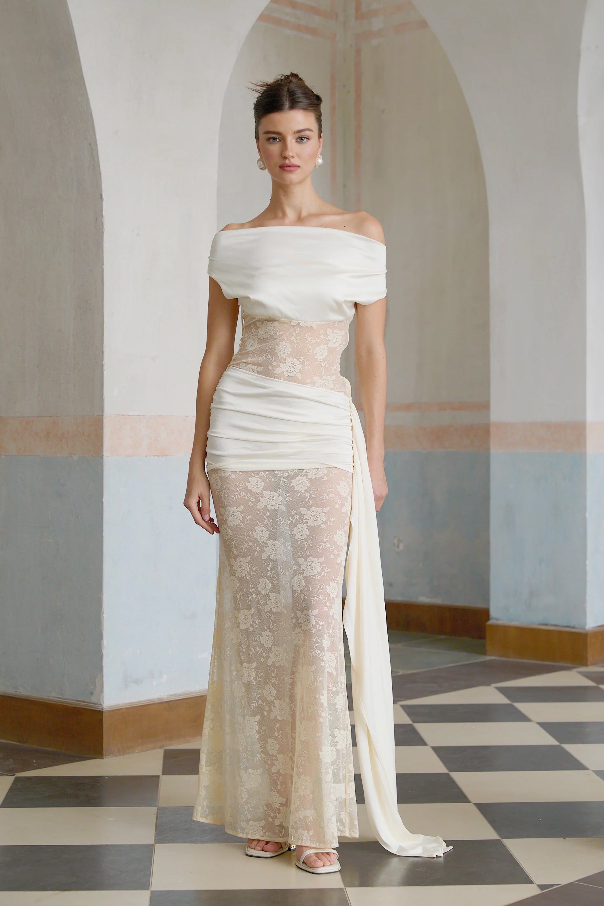 فستان ماكسي من Lilou مزين بشرائط محايدة وزهور من الدانتيل