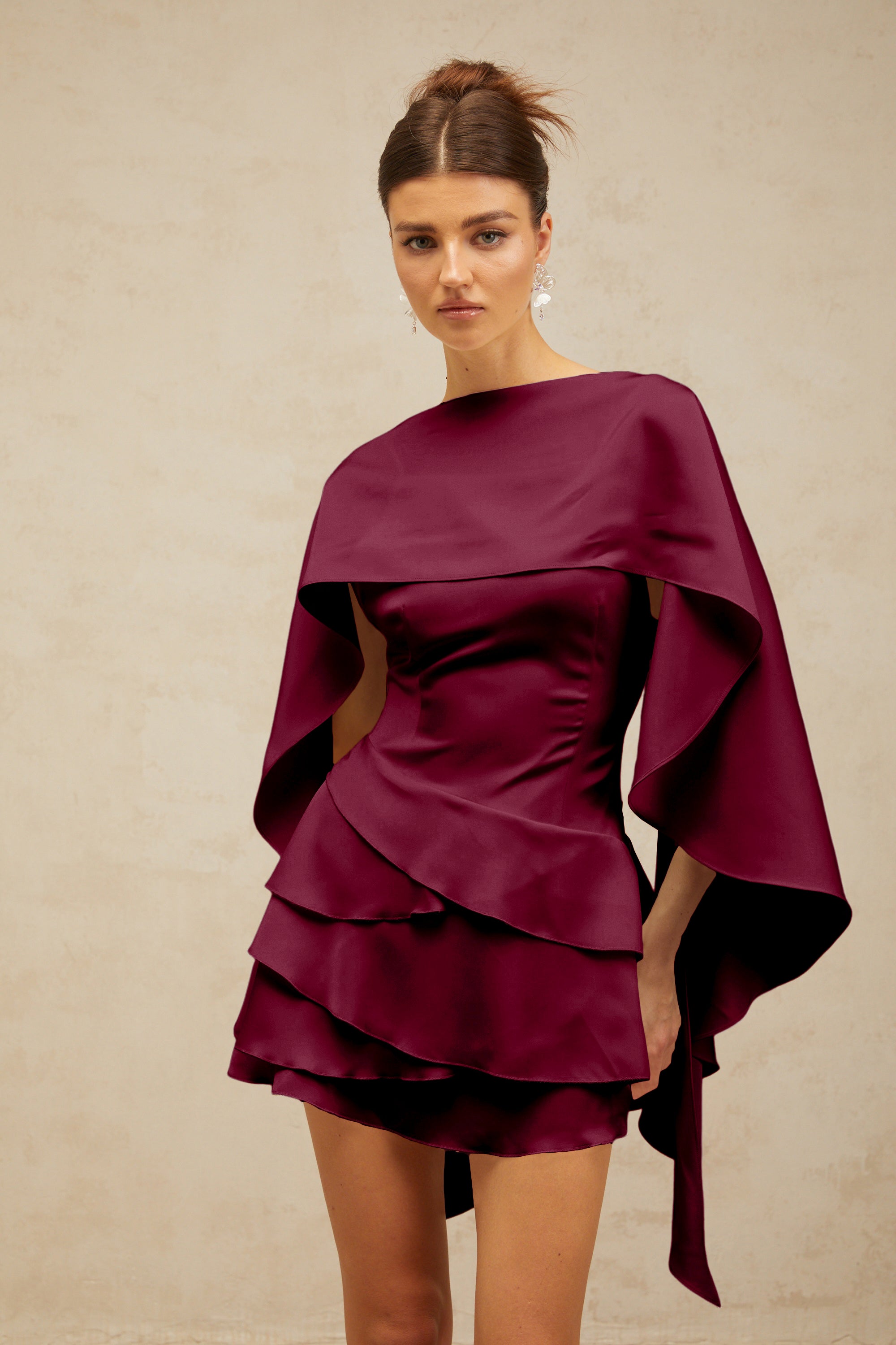 فستان لينا الأبيض القصير من الساتان المكشكش مع لوحة شال