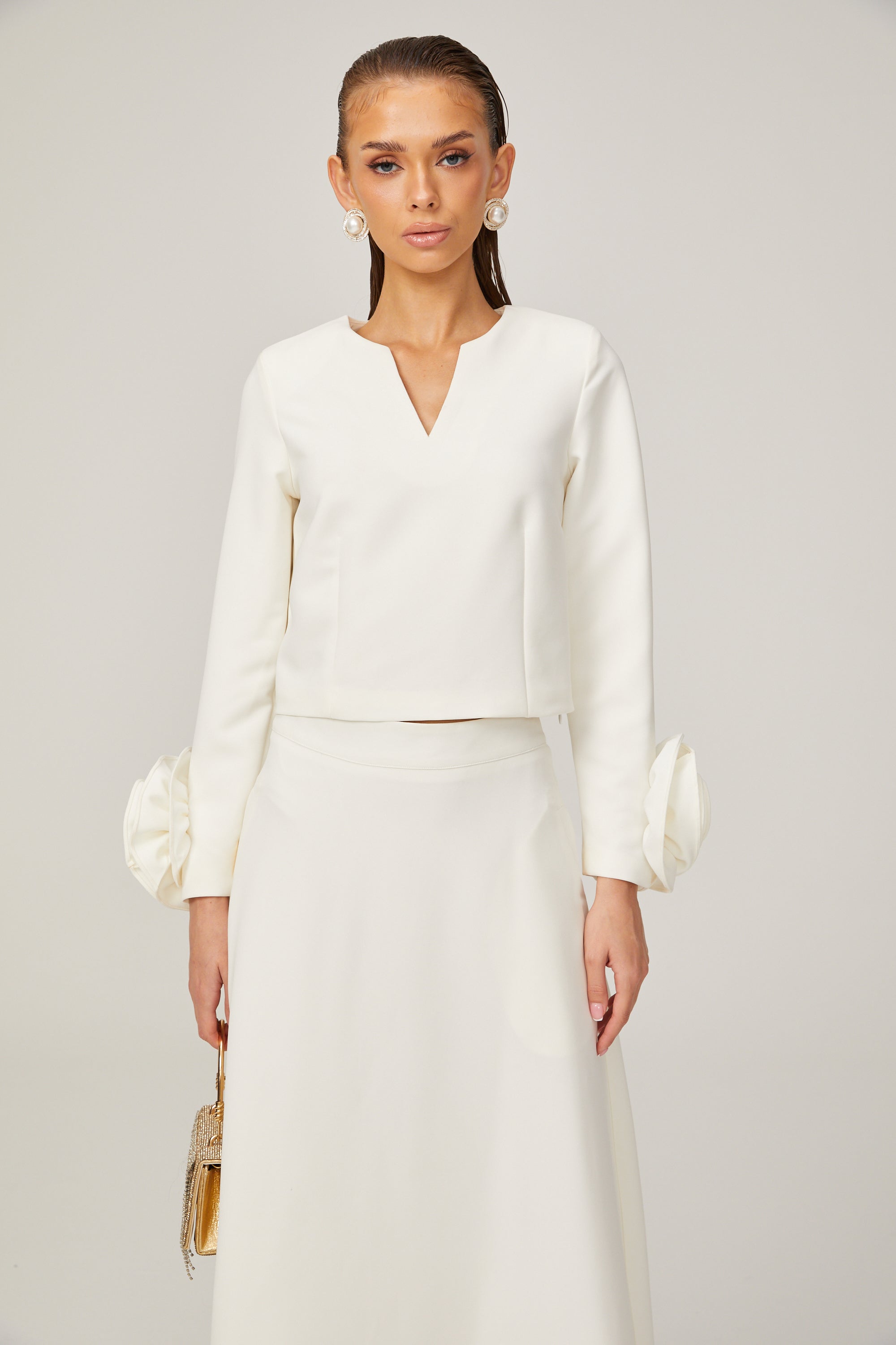 طقم هيلير المكون من بلوزة وتنورة متناسقة ثلاثية الأبعاد باللون الأبيض