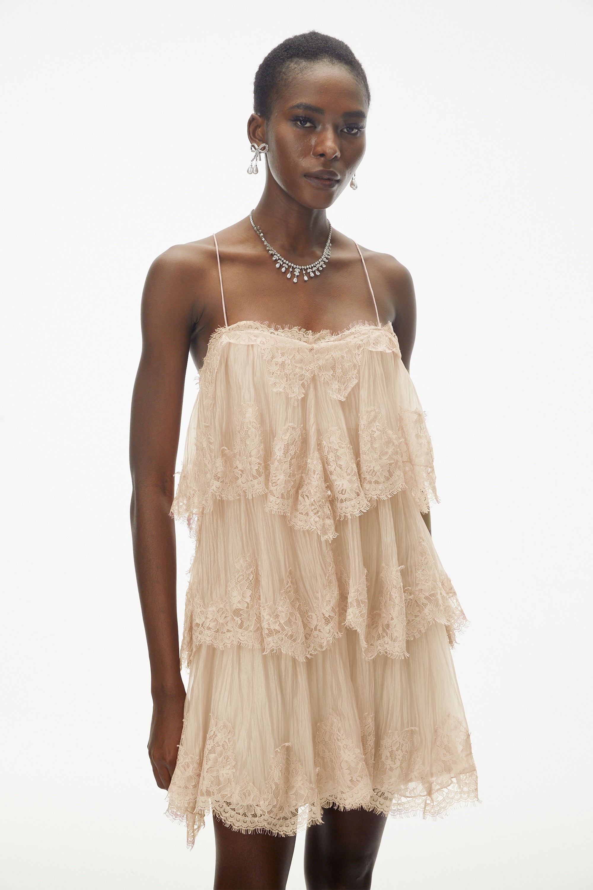 Rachel – Beiges Minikleid mit Stufenschnitt und Spitzenbesatz