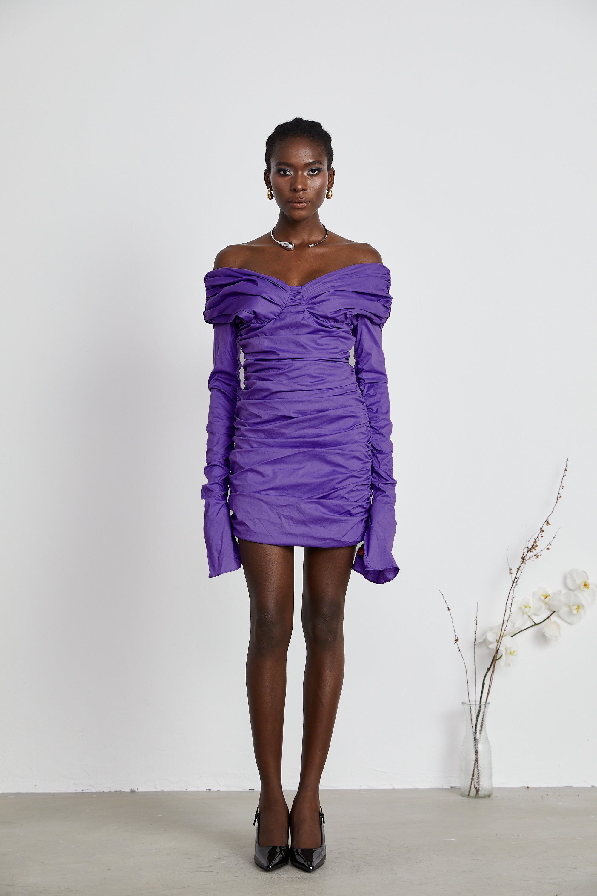 Apolline – Lilafarbenes, schulterfreies, gerüschtes Minikleid