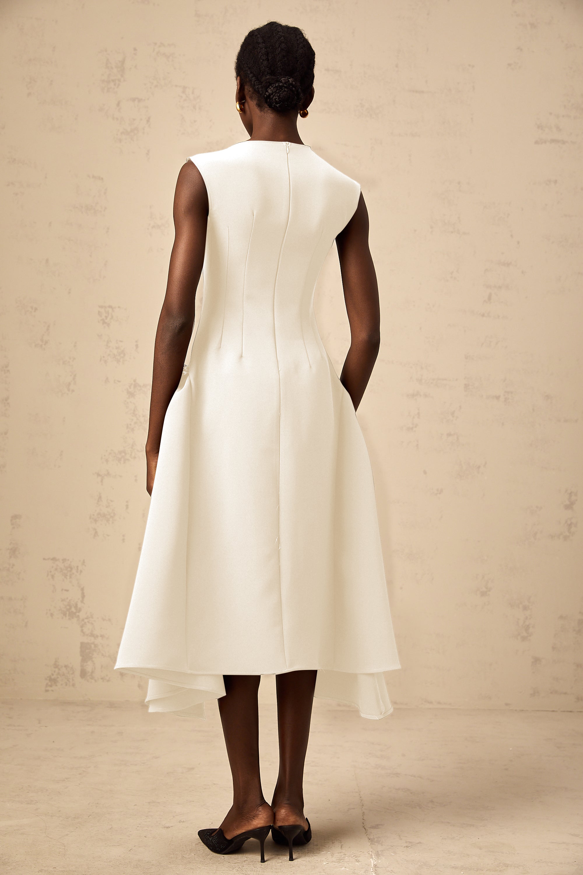 فستان جينيفير متوسط الطول بني غير متماثل