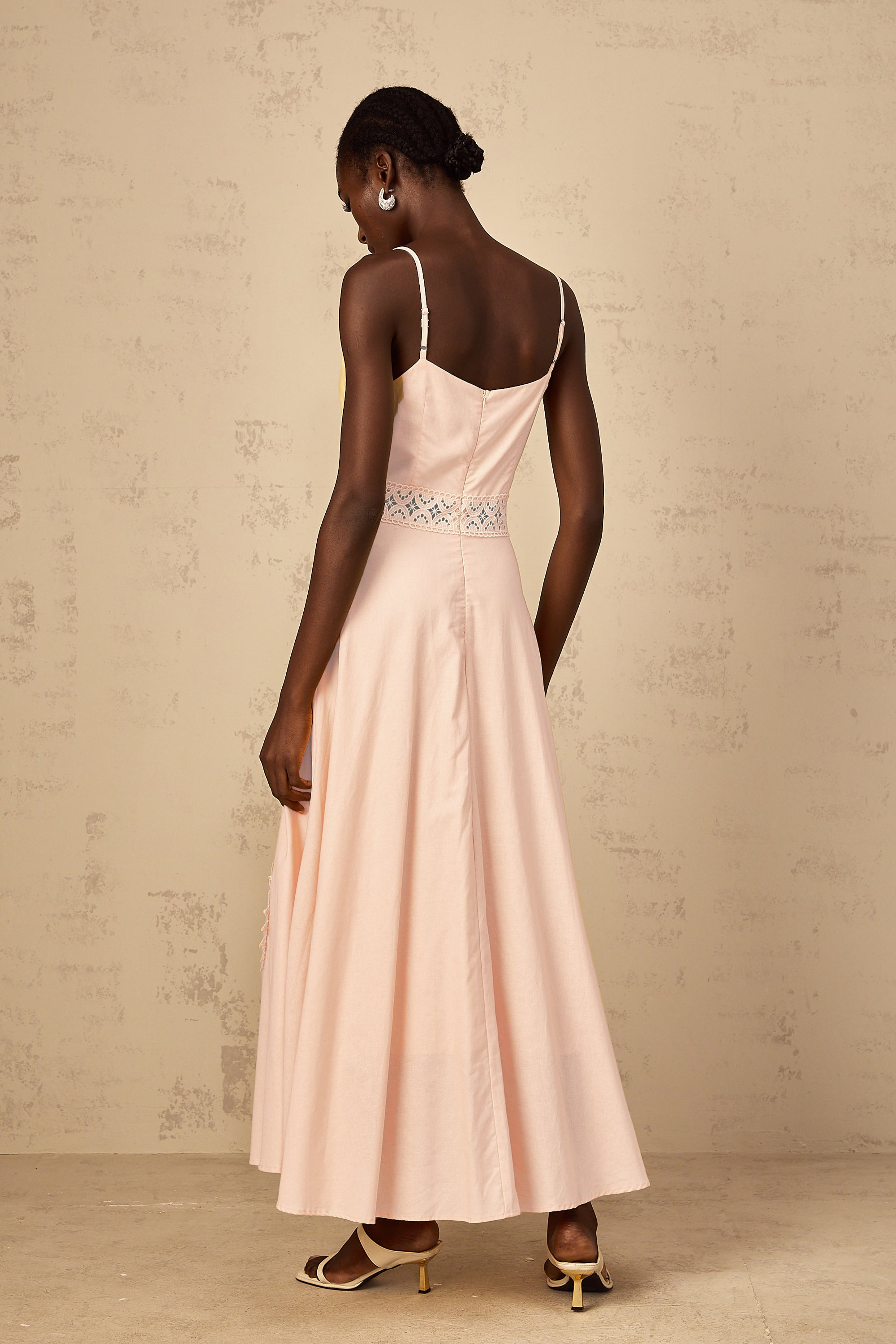 طقم بلوزة وفستان مطرز بالورود باللون الوردي رومي