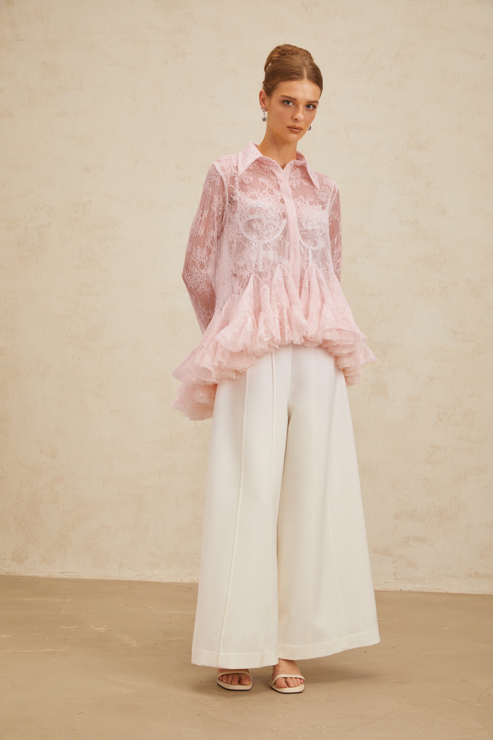 بلوزة إنغريد من الدانتيل بتصميم بيبلوم محايد