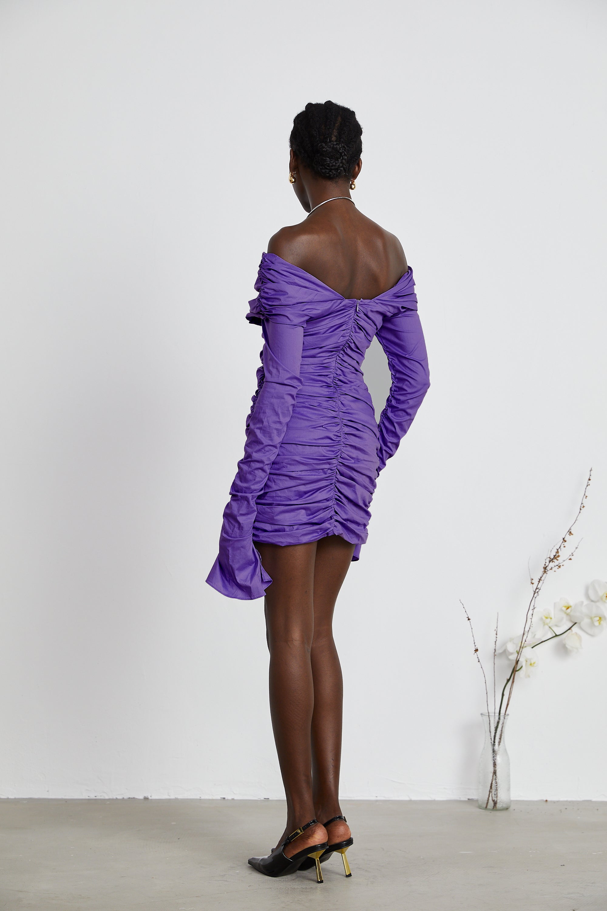 Apolline – Lilafarbenes, schulterfreies, gerüschtes Minikleid