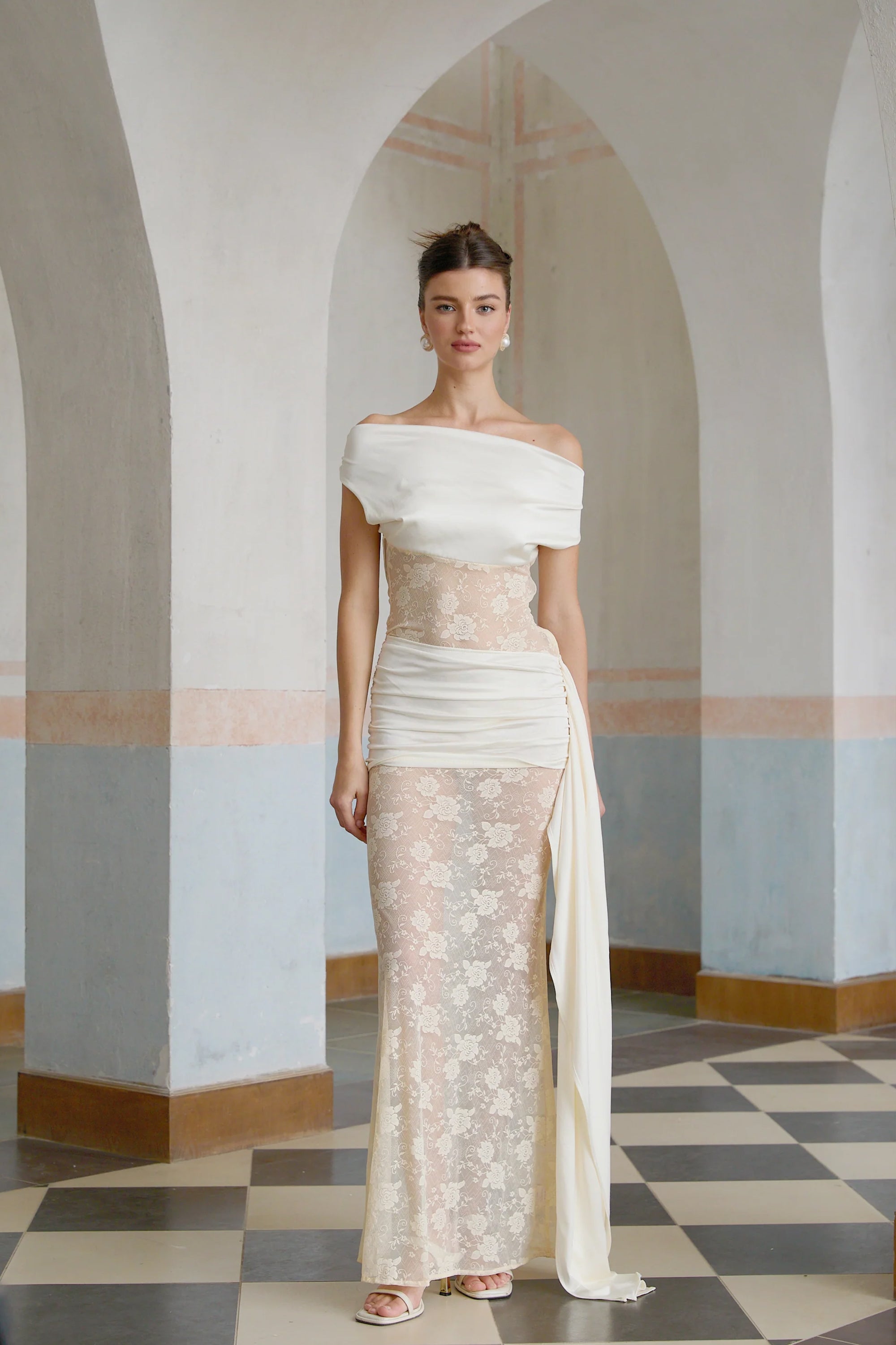 فستان ماكسي من Lilou مزين بشرائط محايدة وزهور من الدانتيل