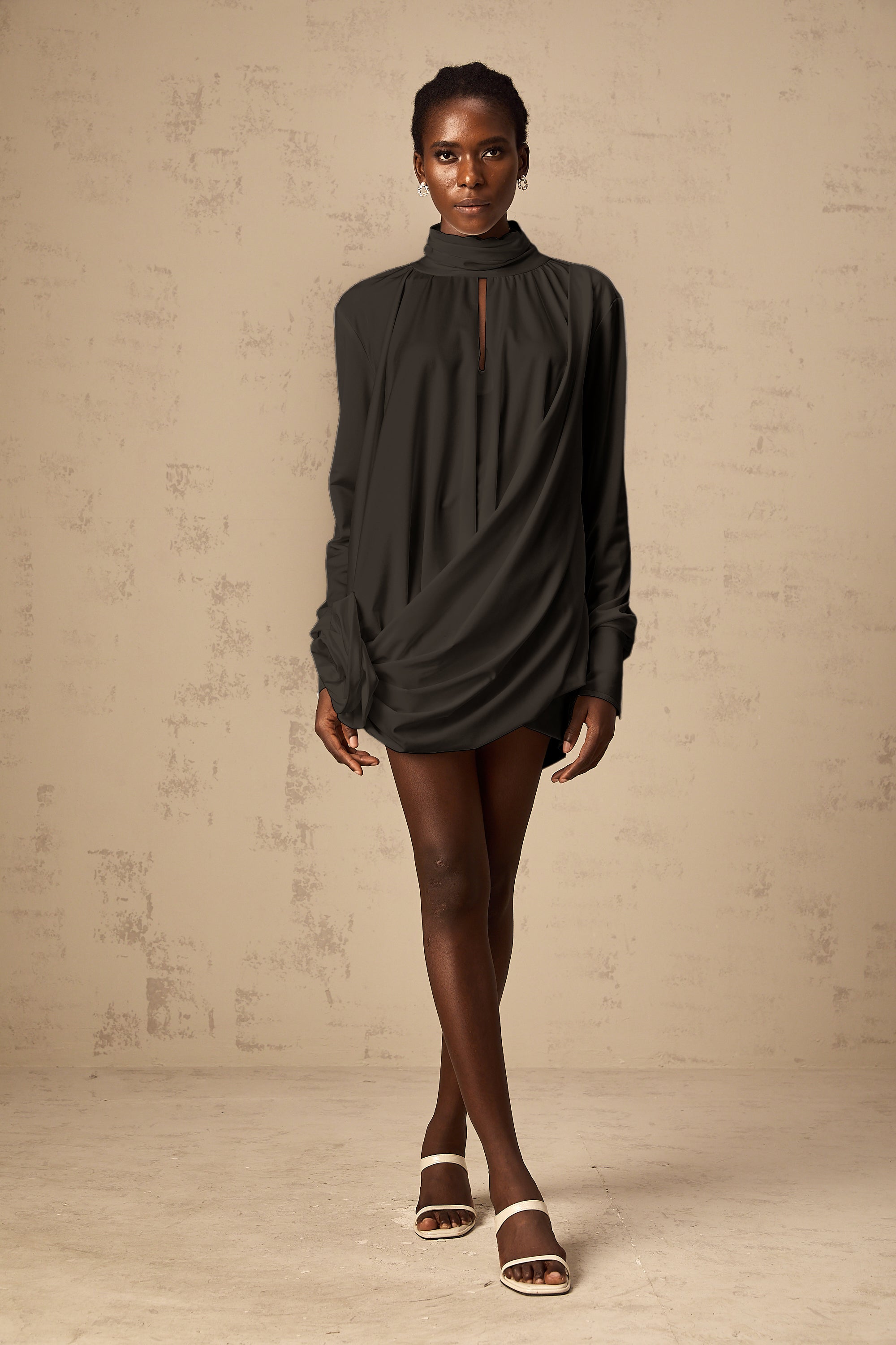 فستان مايفا القصير المزين بالزهور الصناعية باللون الأسود