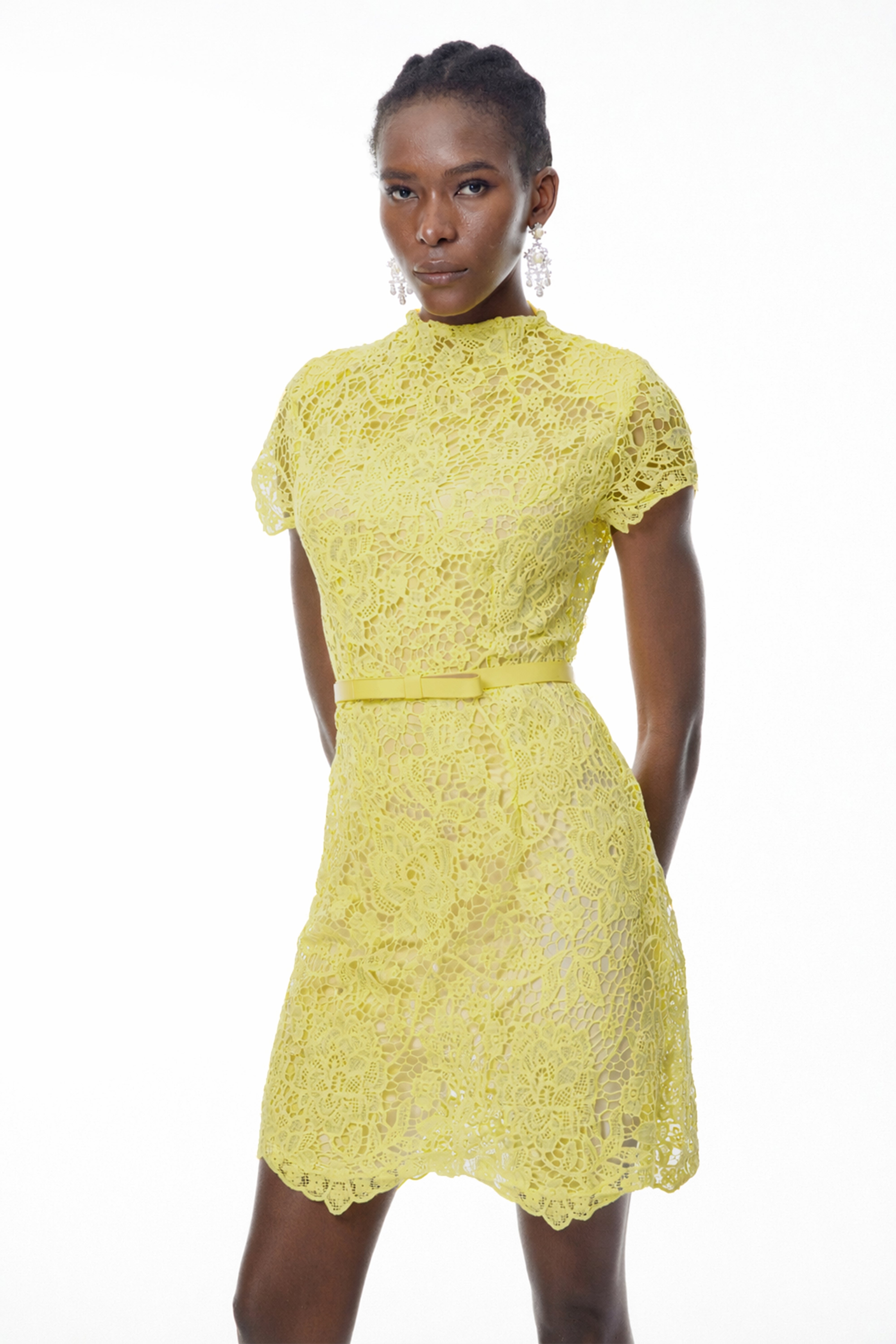 Charlotte Gelbes Minikleid mit floraler Spitze