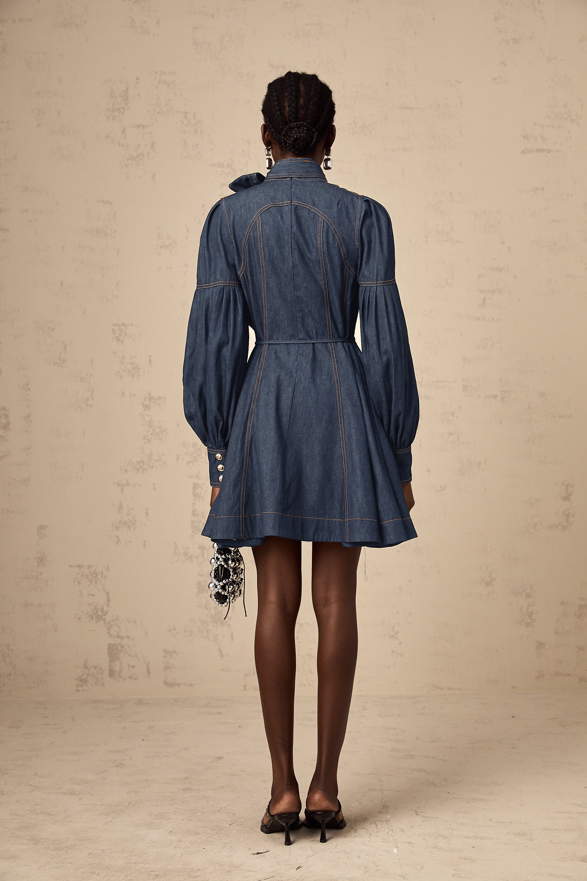 فستان ميرابل قصير من قماش الدنيم باللون الأزرق الداكن مع خياطة متباينة