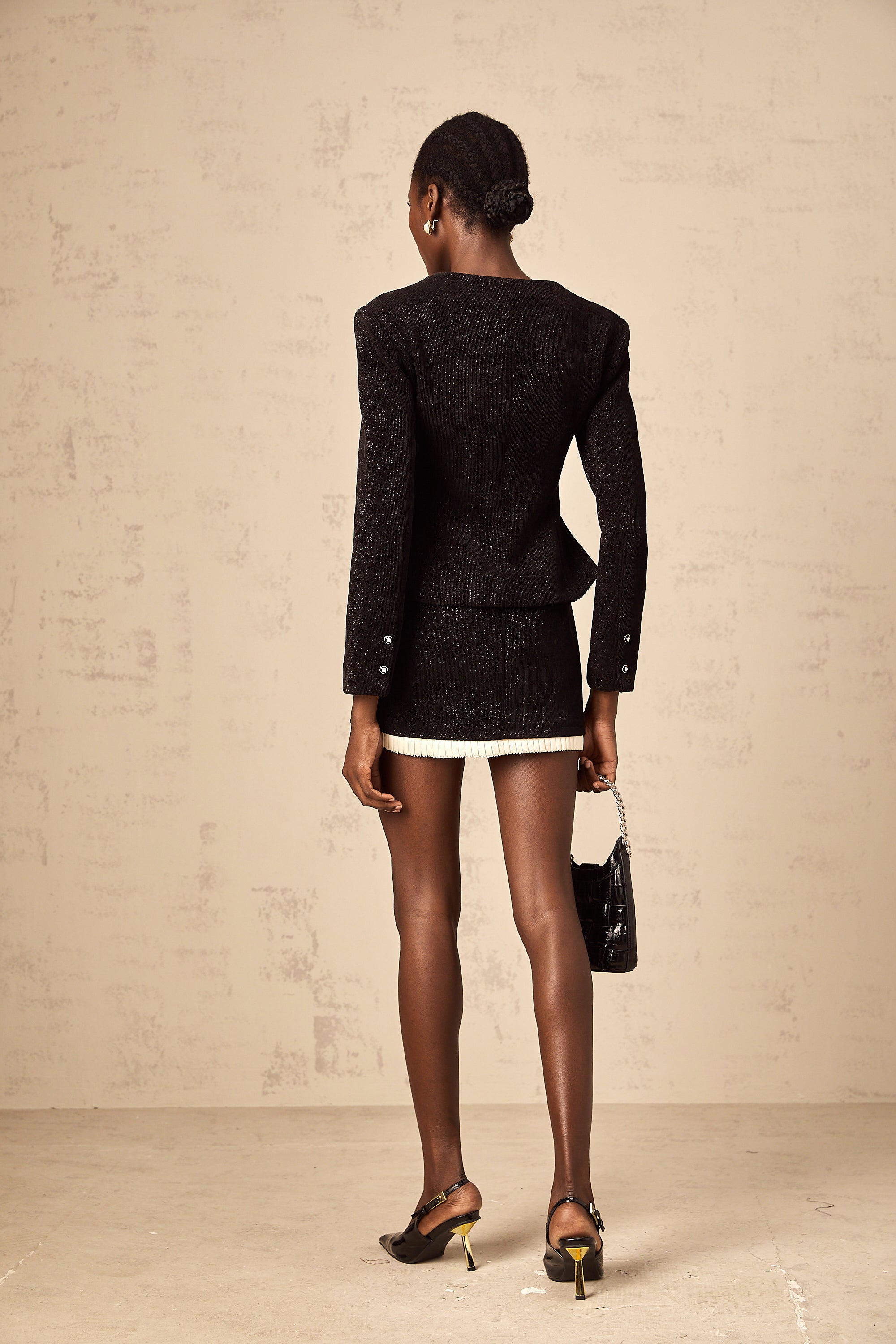 طقم تنورة وقميص من قماش مخملي أسود من Hilaire