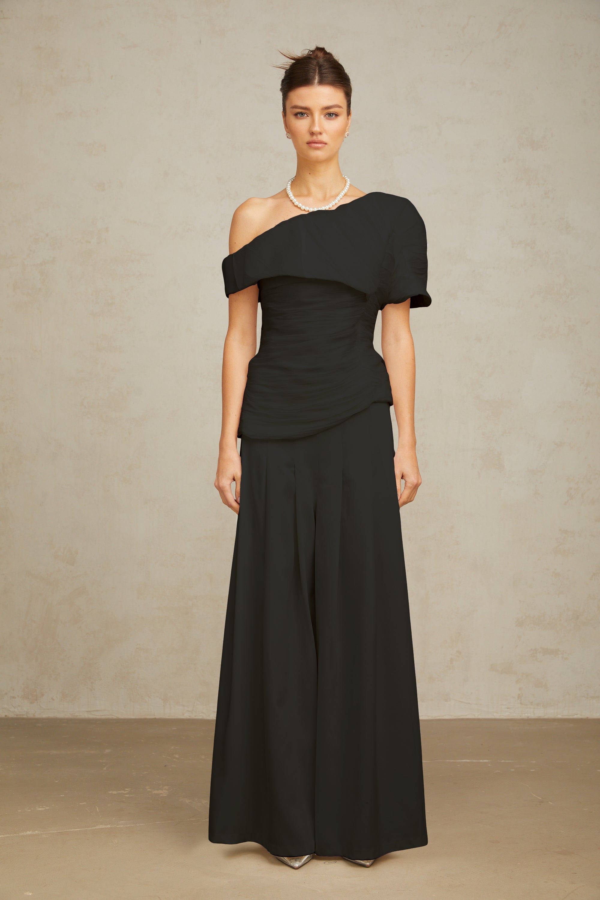 Passendes Set aus Oberteil und Hose „Adèle“ mit Bügelfalten in Schwarz