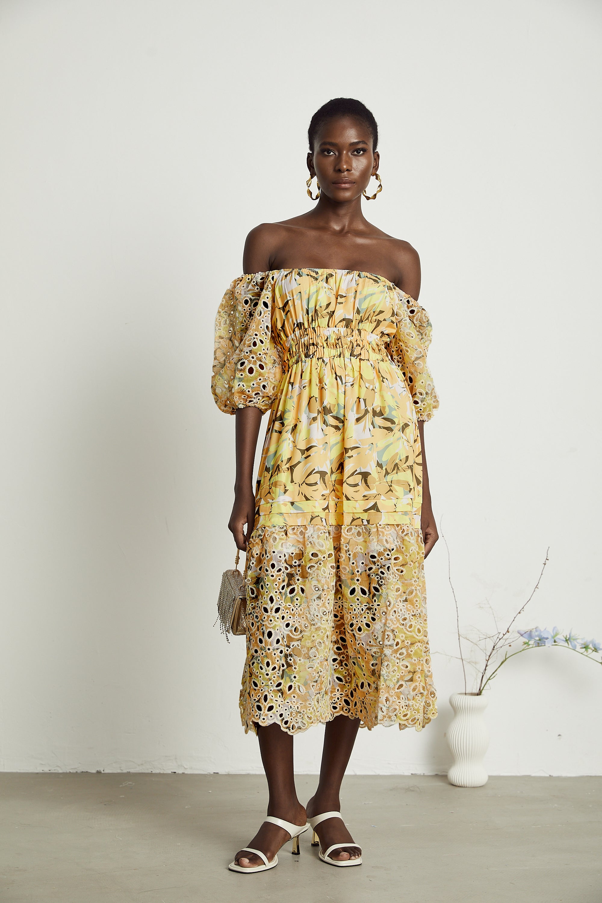 Clémence Midikleid mit Blumendruck und Cut-outs