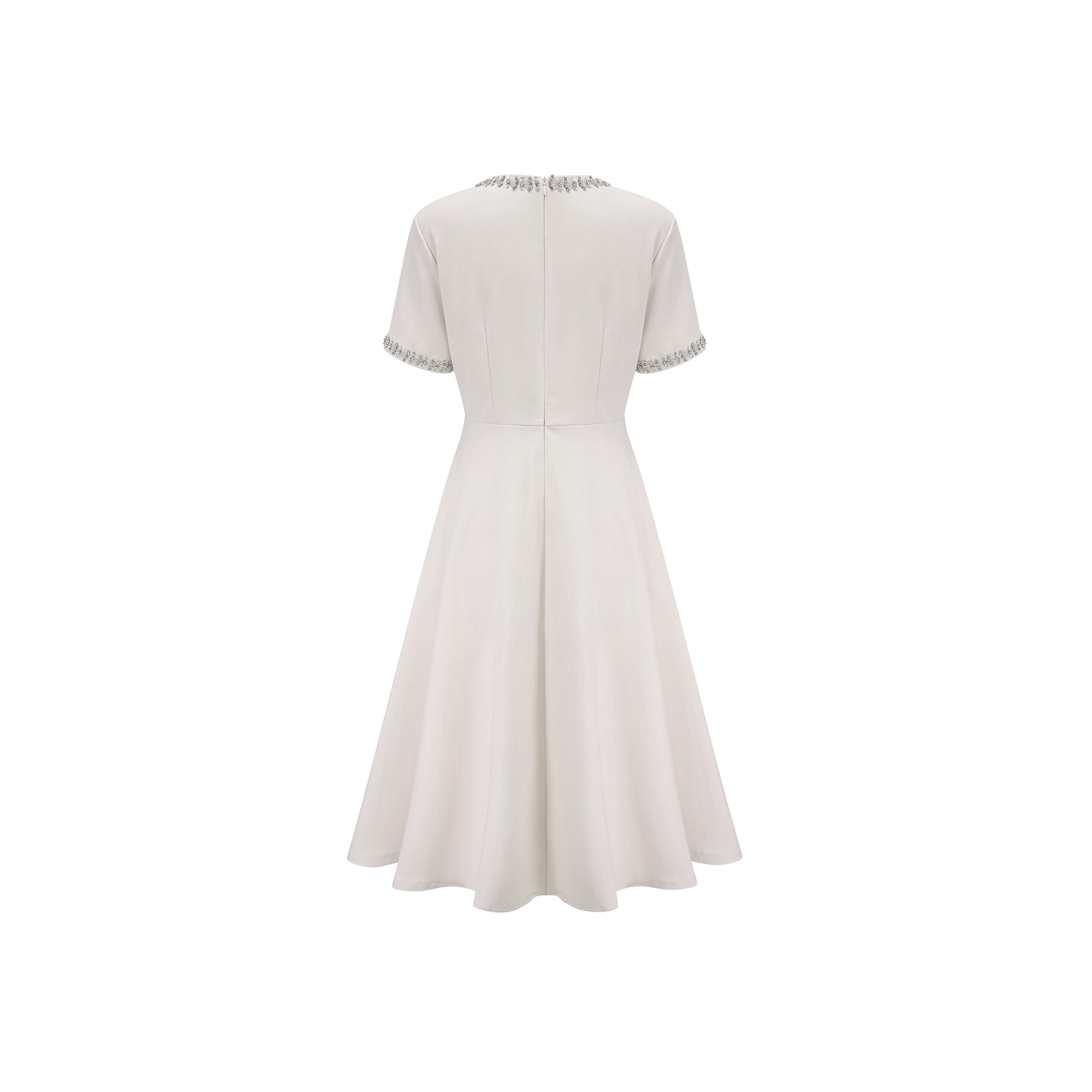 فستان كاسيوبيا متوسط الطول مزين بالكريستال باللون الأبيض
