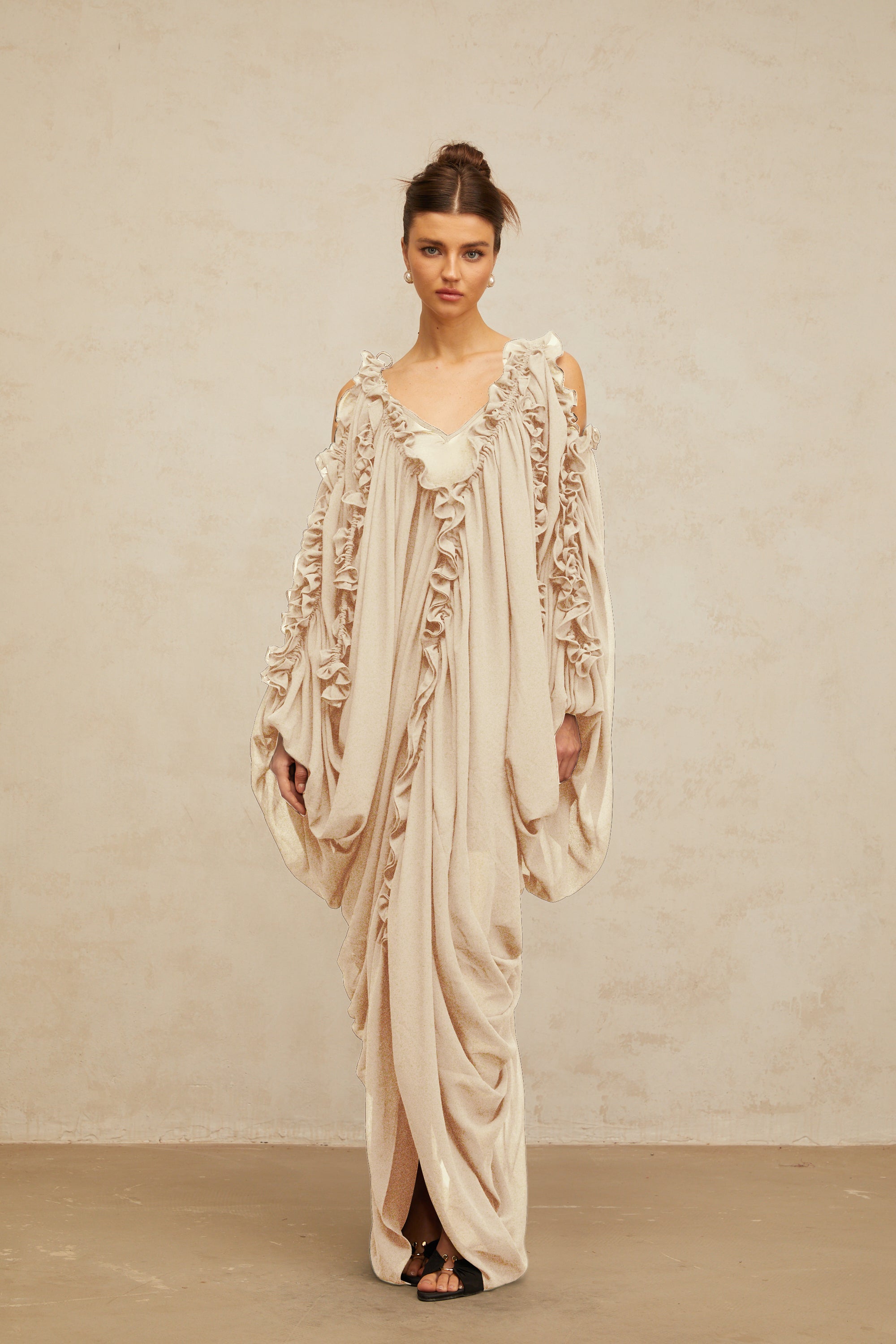 فستان ماكسي من التول مع حواف مكشكشة من أجلاي