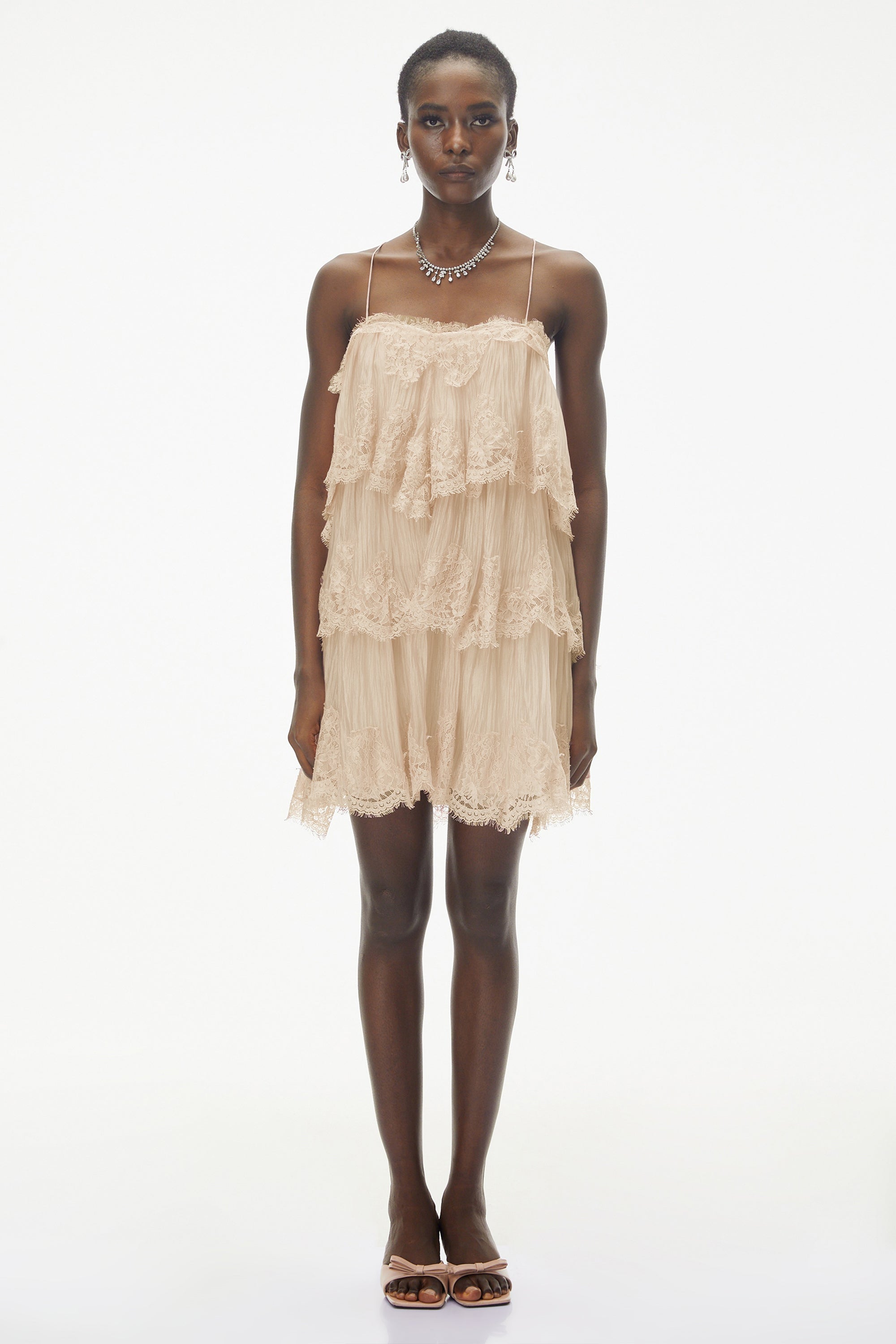 Rachel – Beiges Minikleid mit Stufenschnitt und Spitzenbesatz