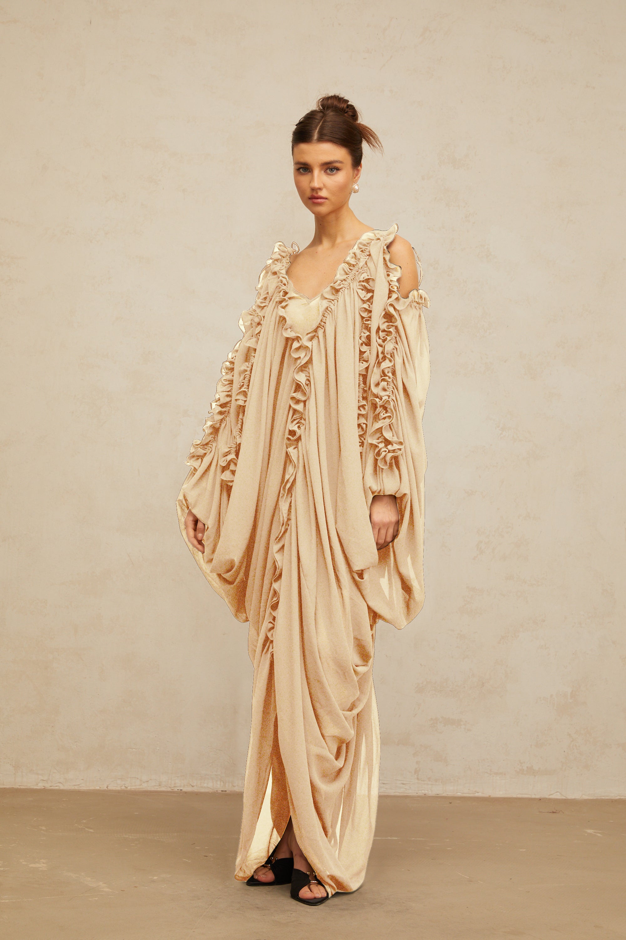 Aglaé Maxikleid aus Tüll mit Rüschenbesatz in neutralen Farbtönen (Endverkauf)