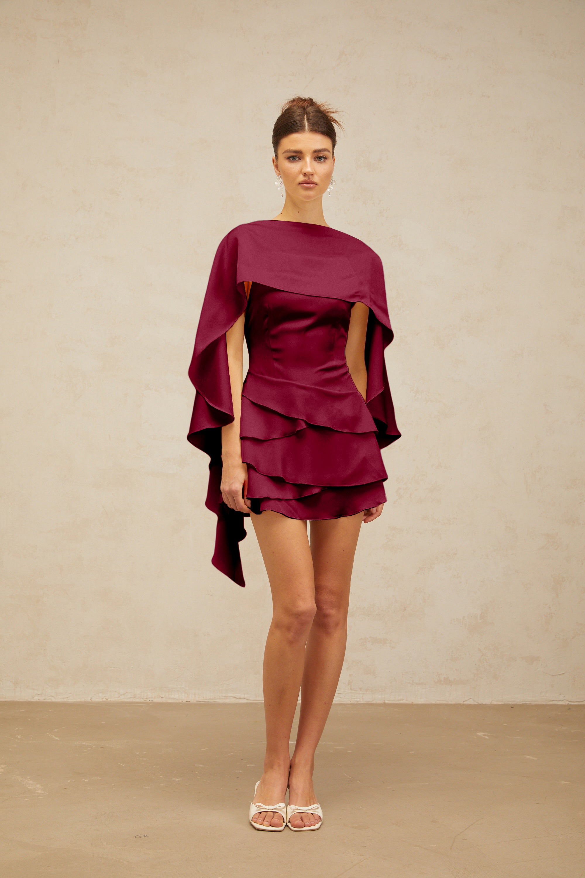 فستان لينا الأبيض القصير من الساتان المكشكش مع لوحة شال