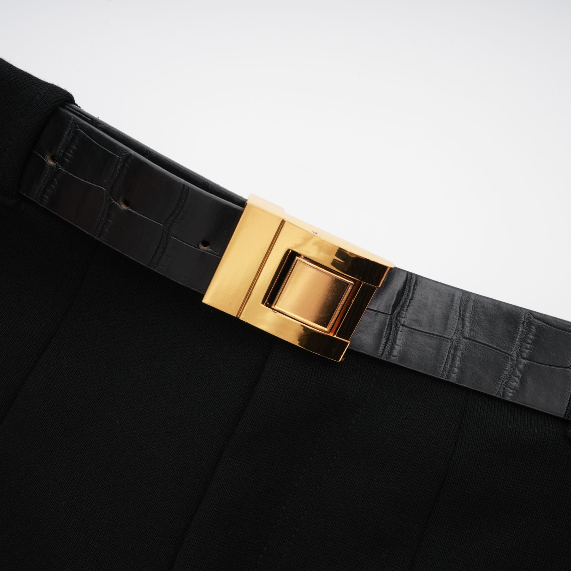 شورت قصير بحزام من أريانا