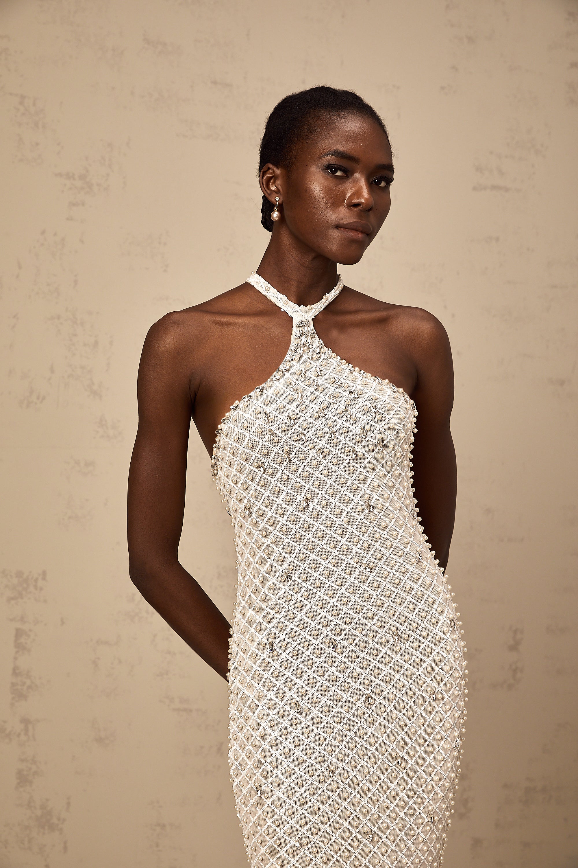 فستان ماكسي أبيض مزين بفتحة رقبة على شكل حرف V من كلودين