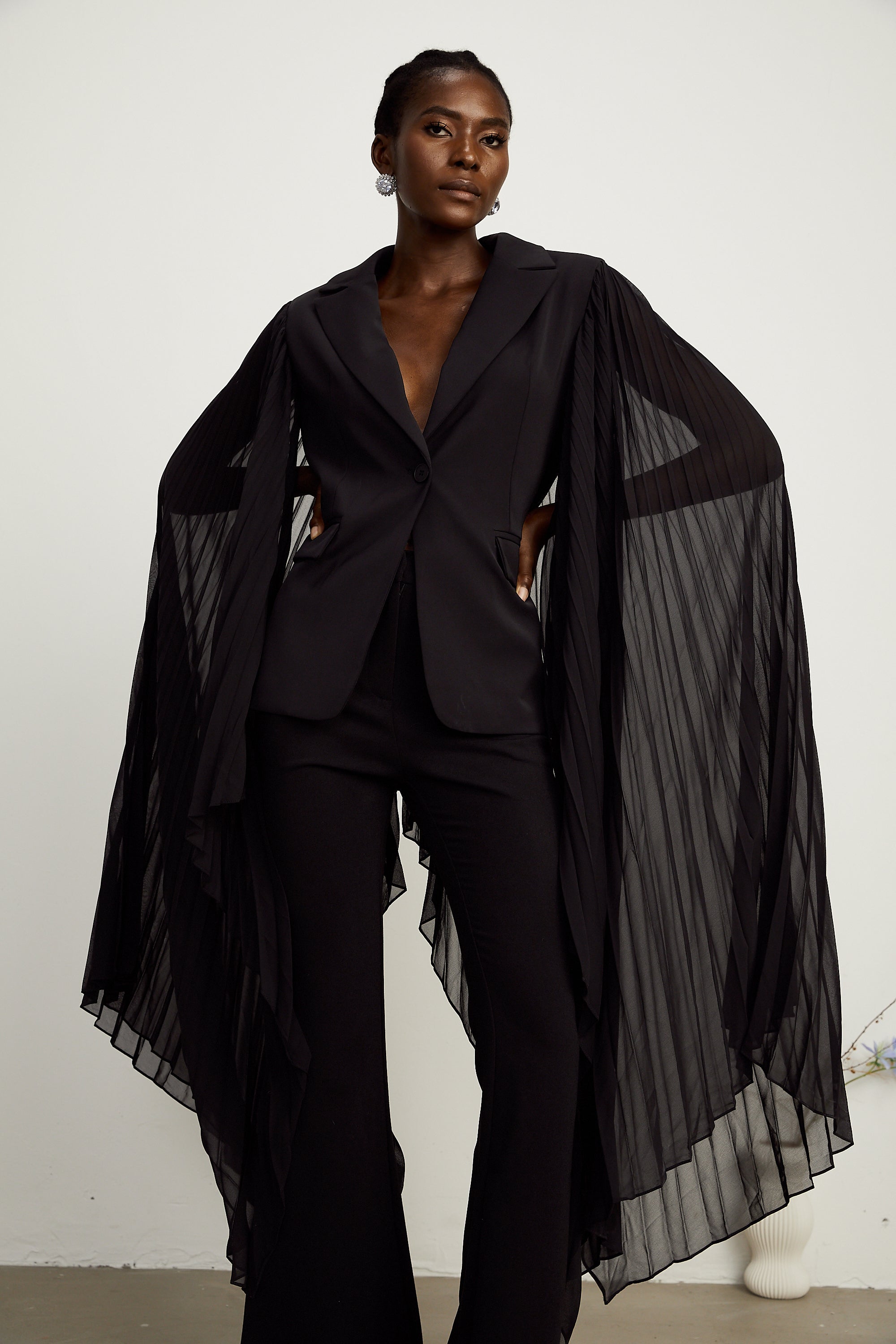 Justine – Blazer mit schwarzen Tüll-Einsätzen und ausgestellten Ärmeln (Endverkauf – nur in den USA)