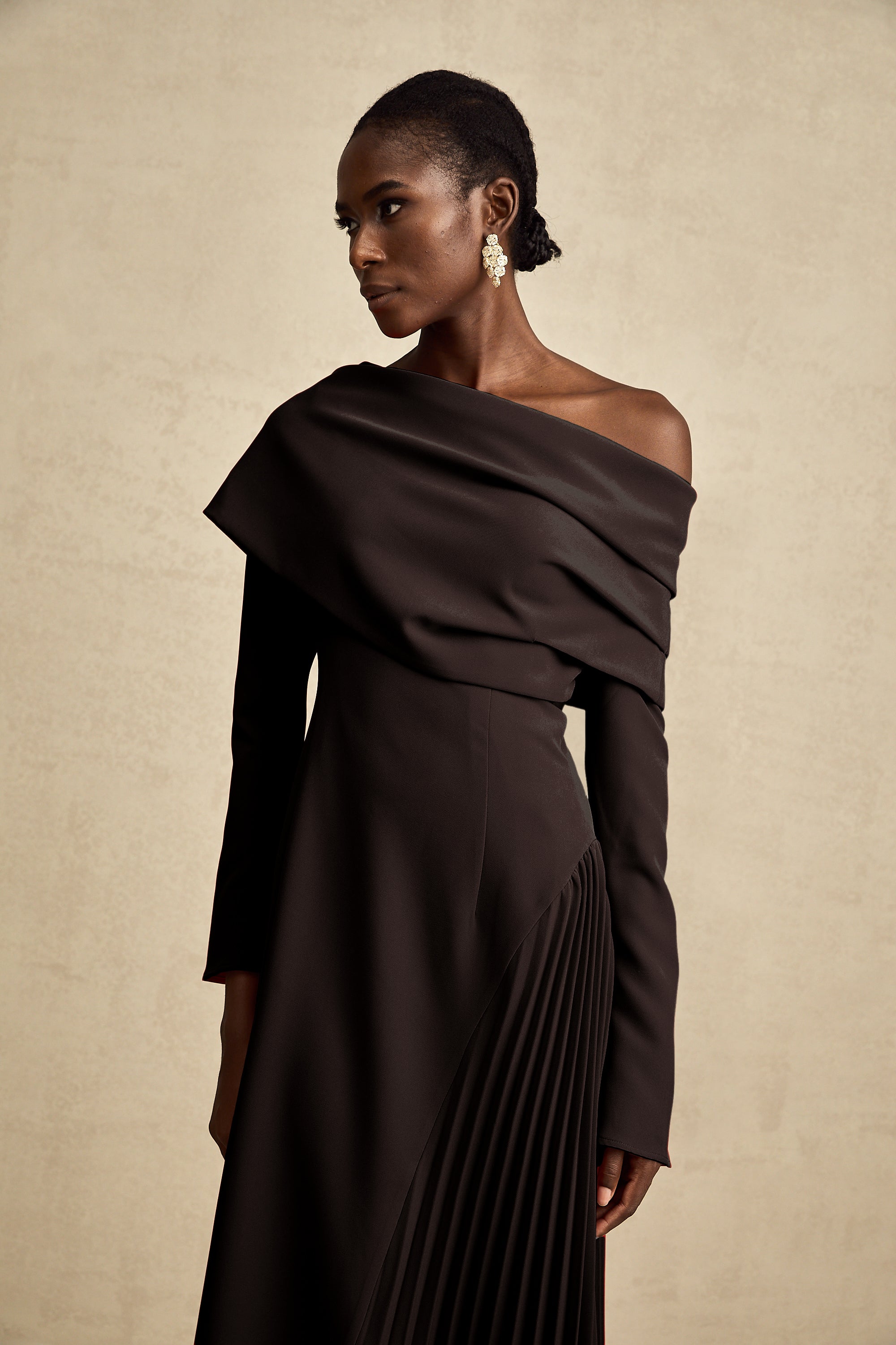 فستان ماكسي من Valentine بفتحة عالية باللون الأسود