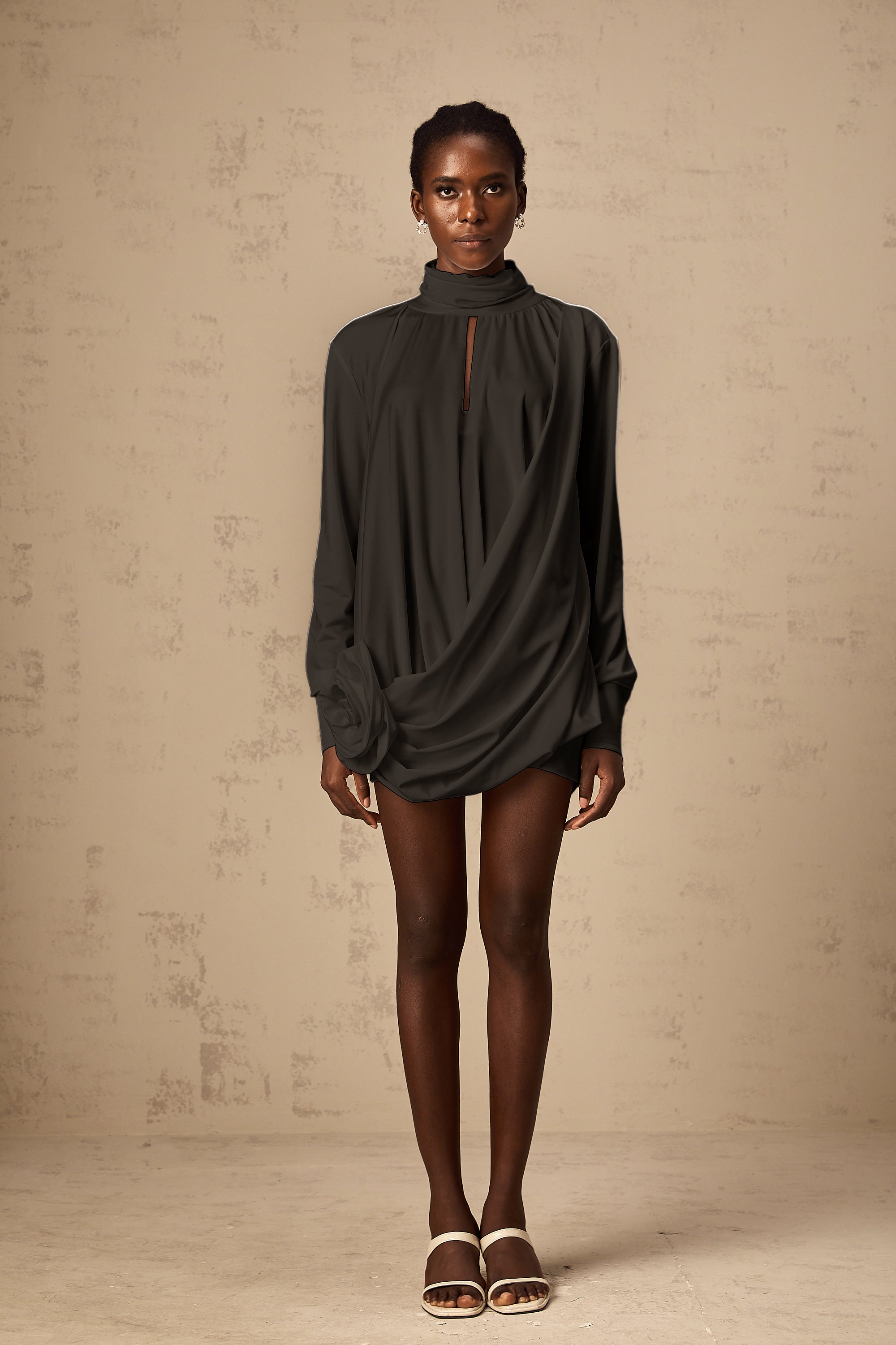 فستان مايفا القصير المزين بالزهور الصناعية باللون الأسود