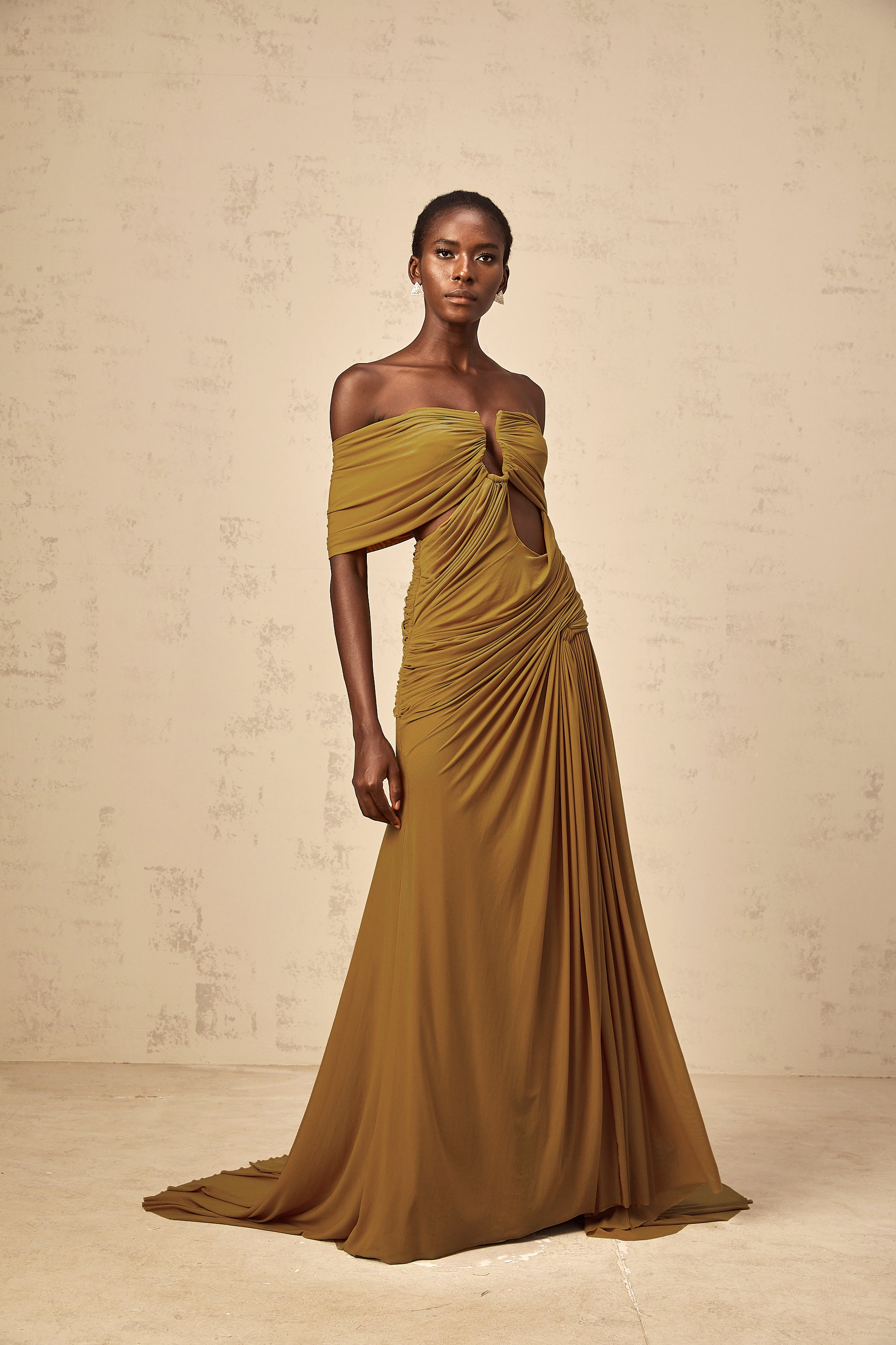 فستان ماكسي لوديفين أصفر فاتح مكشوف الكتفين مع فتحة وثنيات