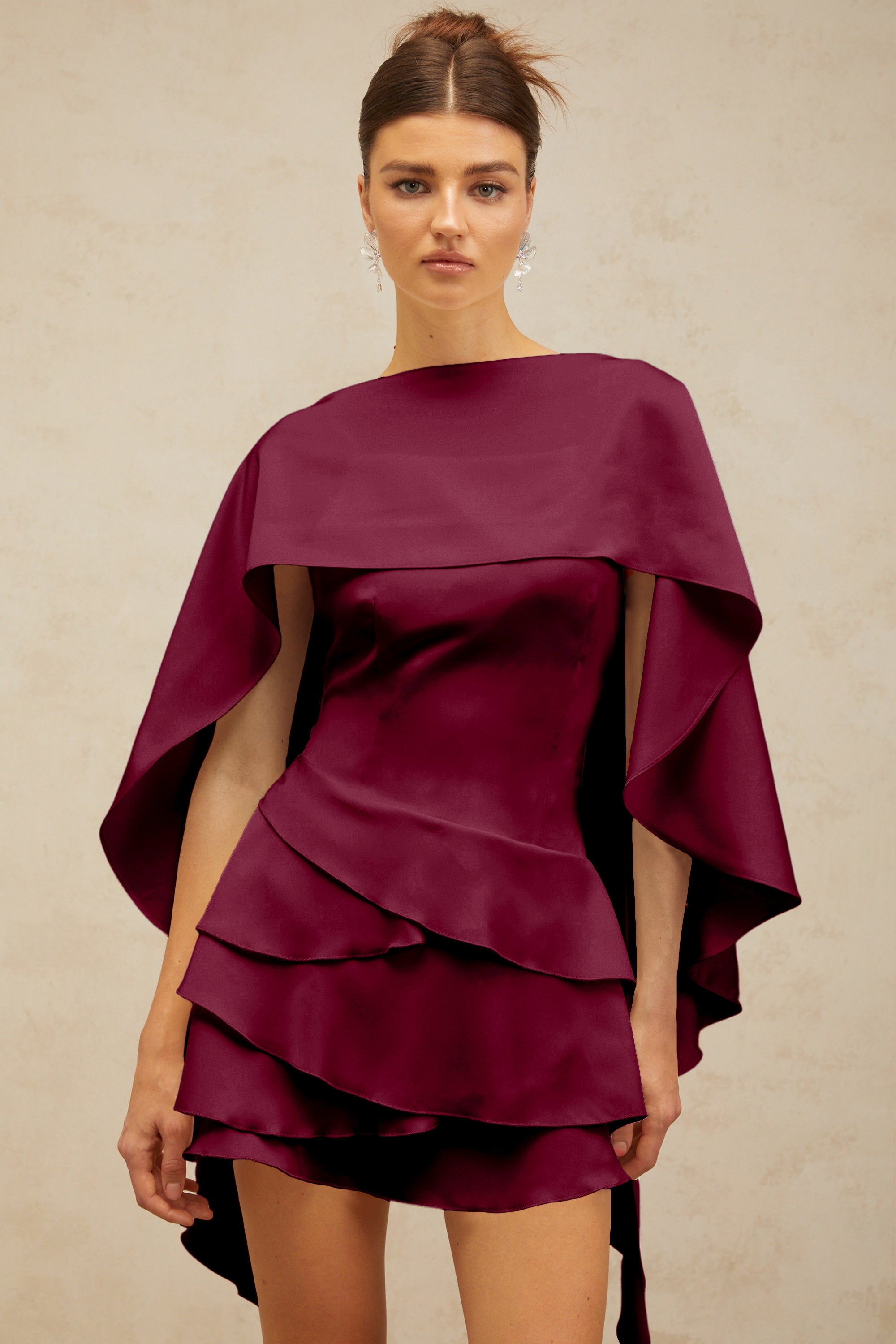 فستان لينا الأبيض القصير من الساتان المكشكش مع لوحة شال