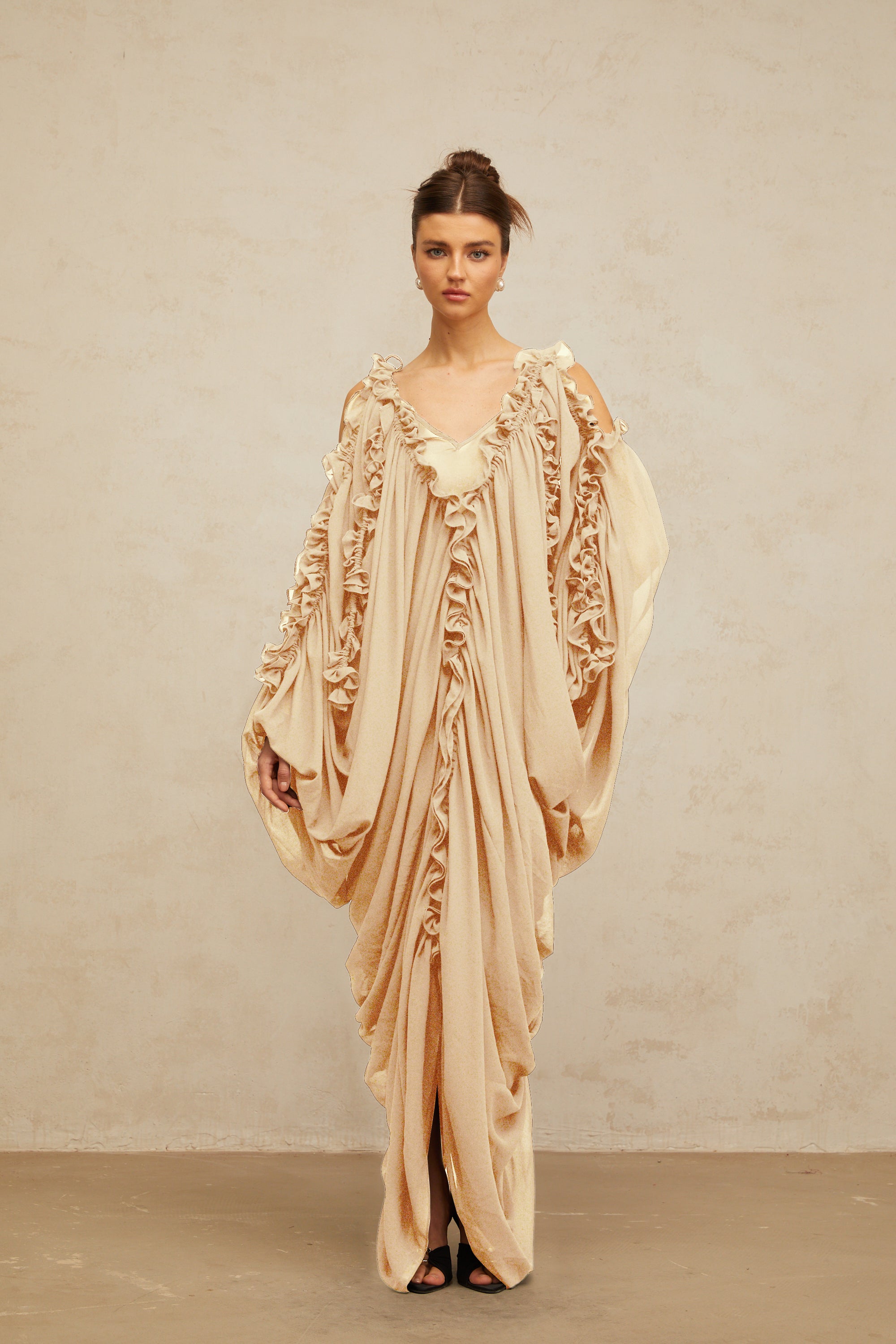 Aglaé Maxikleid aus Tüll mit Rüschenbesatz in neutralen Farbtönen (Endverkauf)