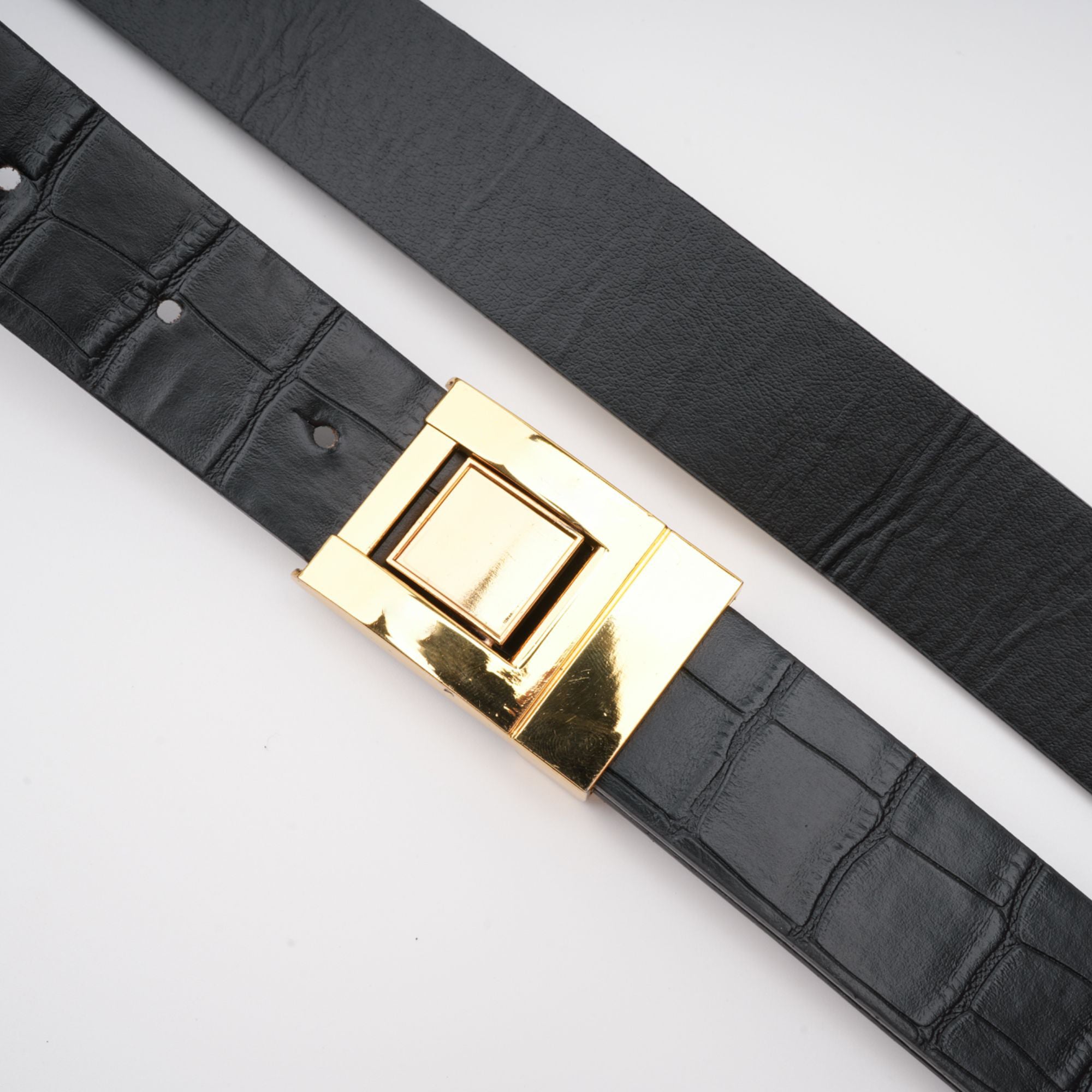 شورت قصير بحزام من أريانا