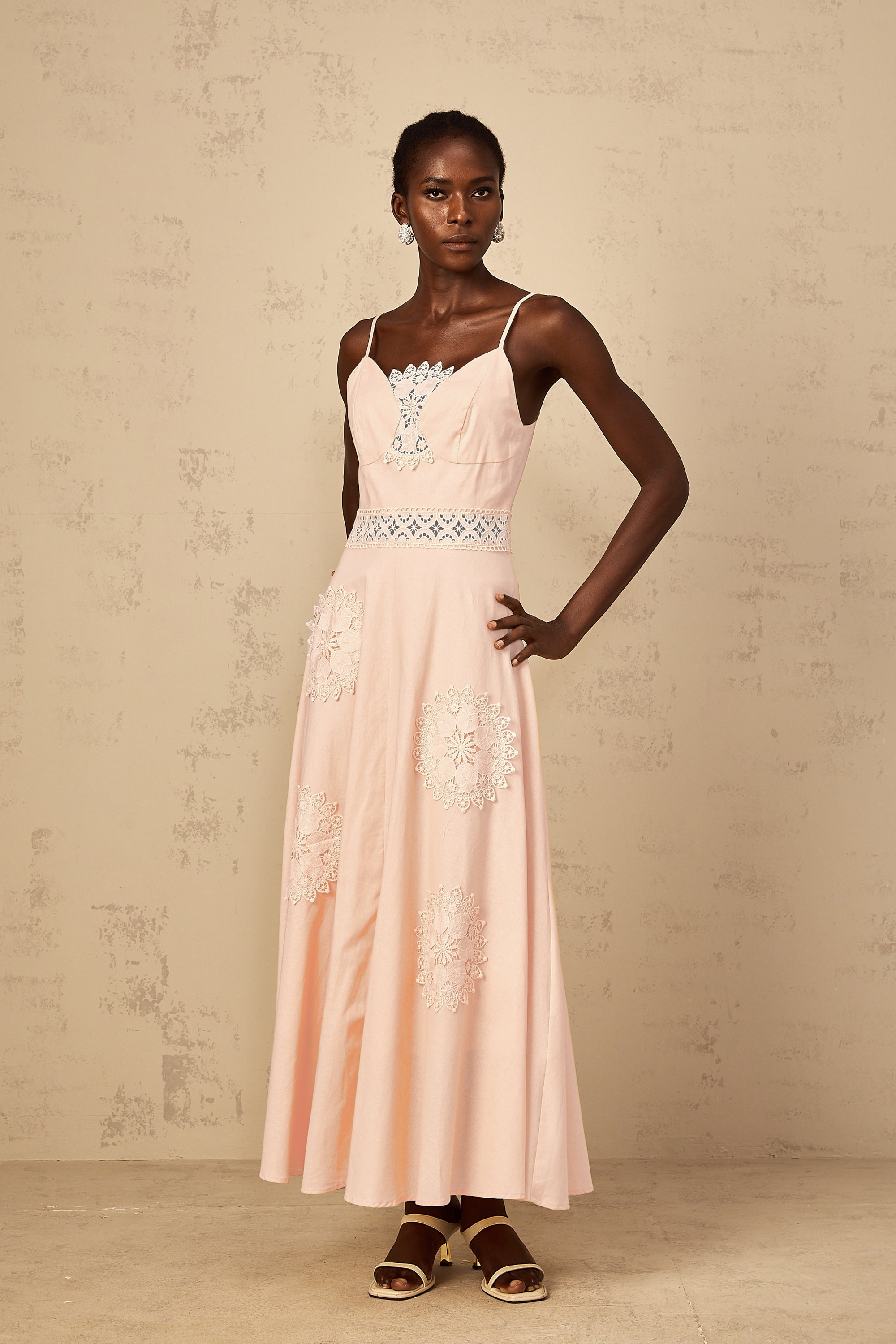 طقم بلوزة وفستان مطرز بالورود باللون الوردي رومي