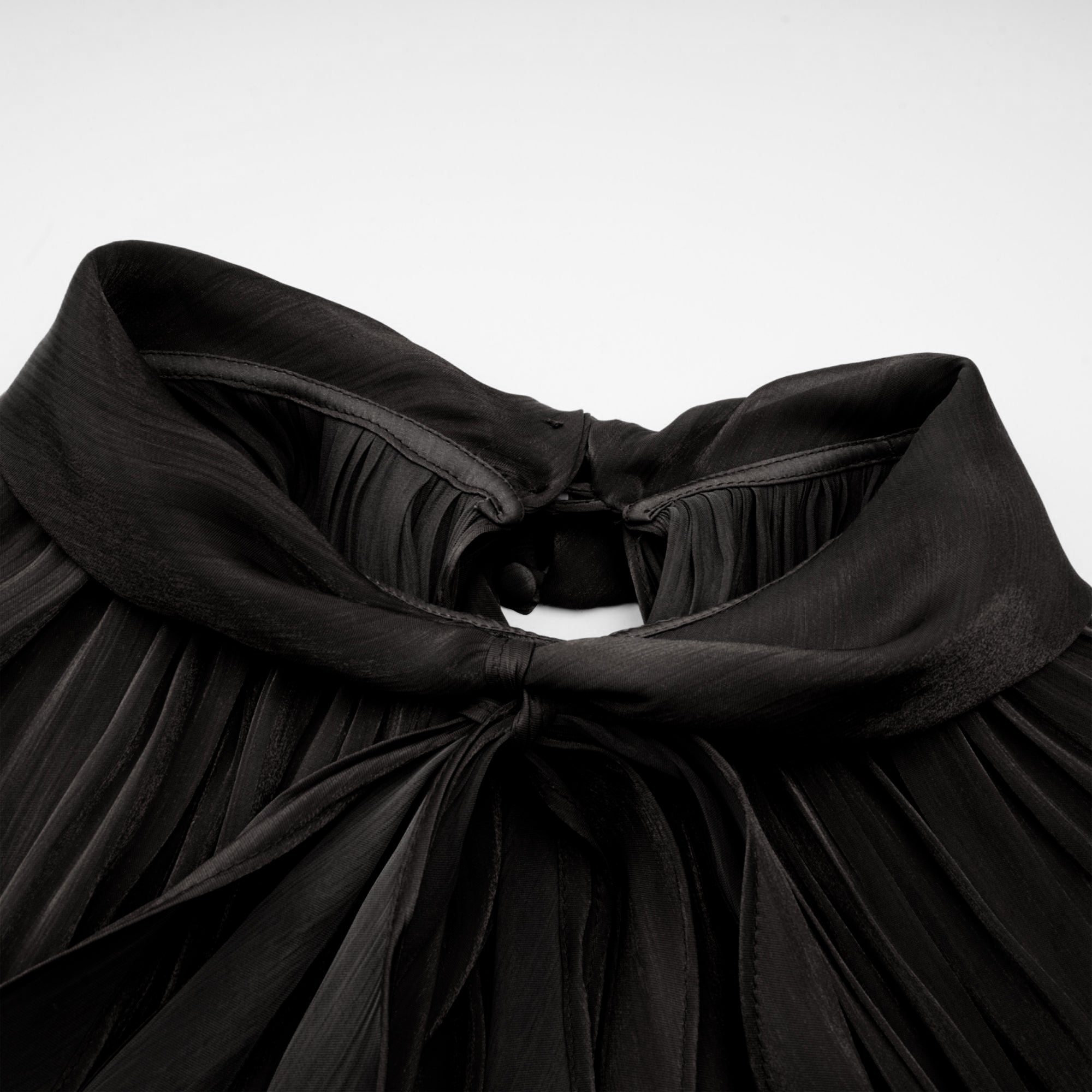 Mila – Plissiertes Maxikleid aus Satin in Schwarz