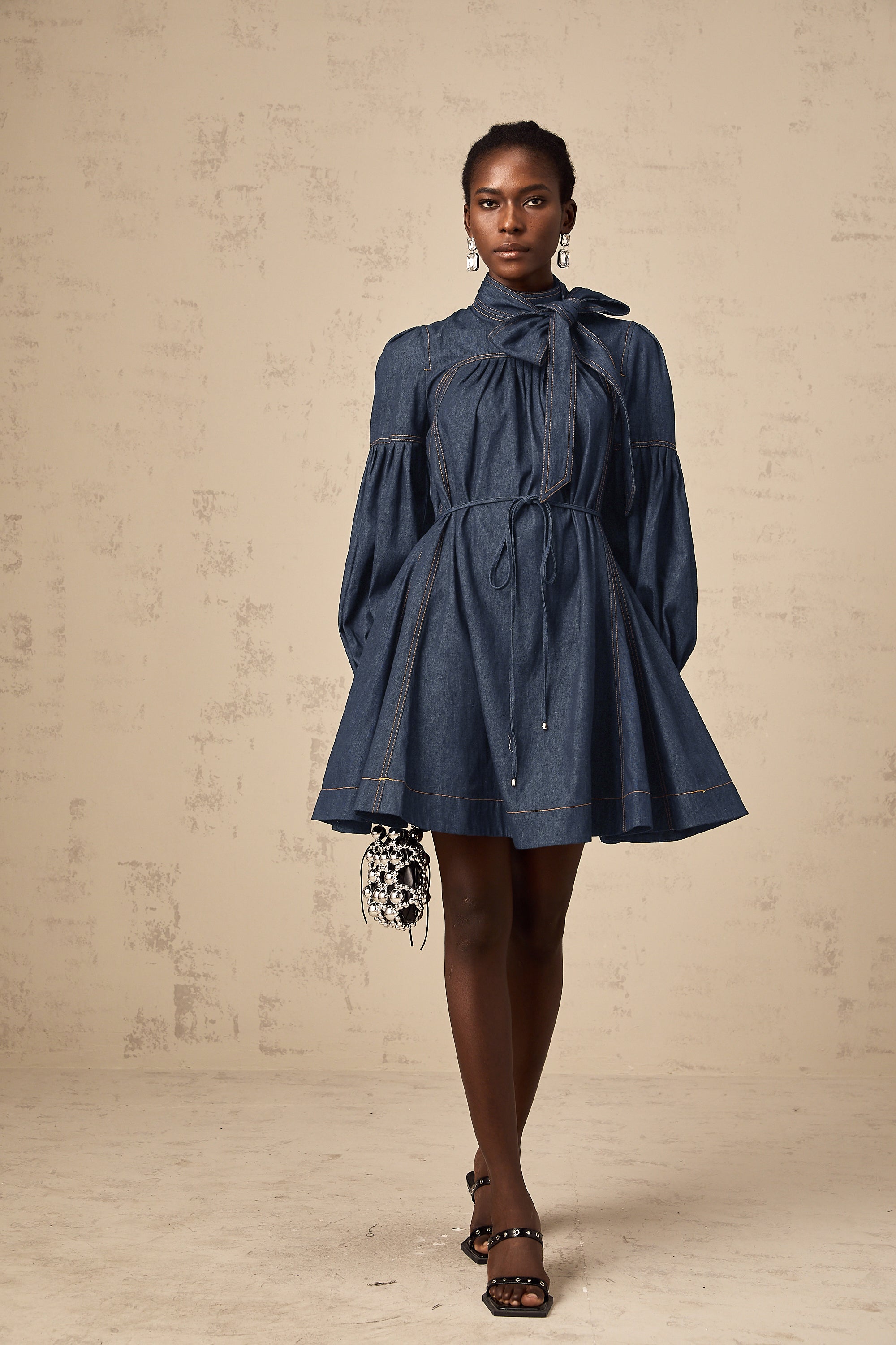 فستان ميرابل قصير من قماش الدنيم باللون الأزرق الداكن مع خياطة متباينة