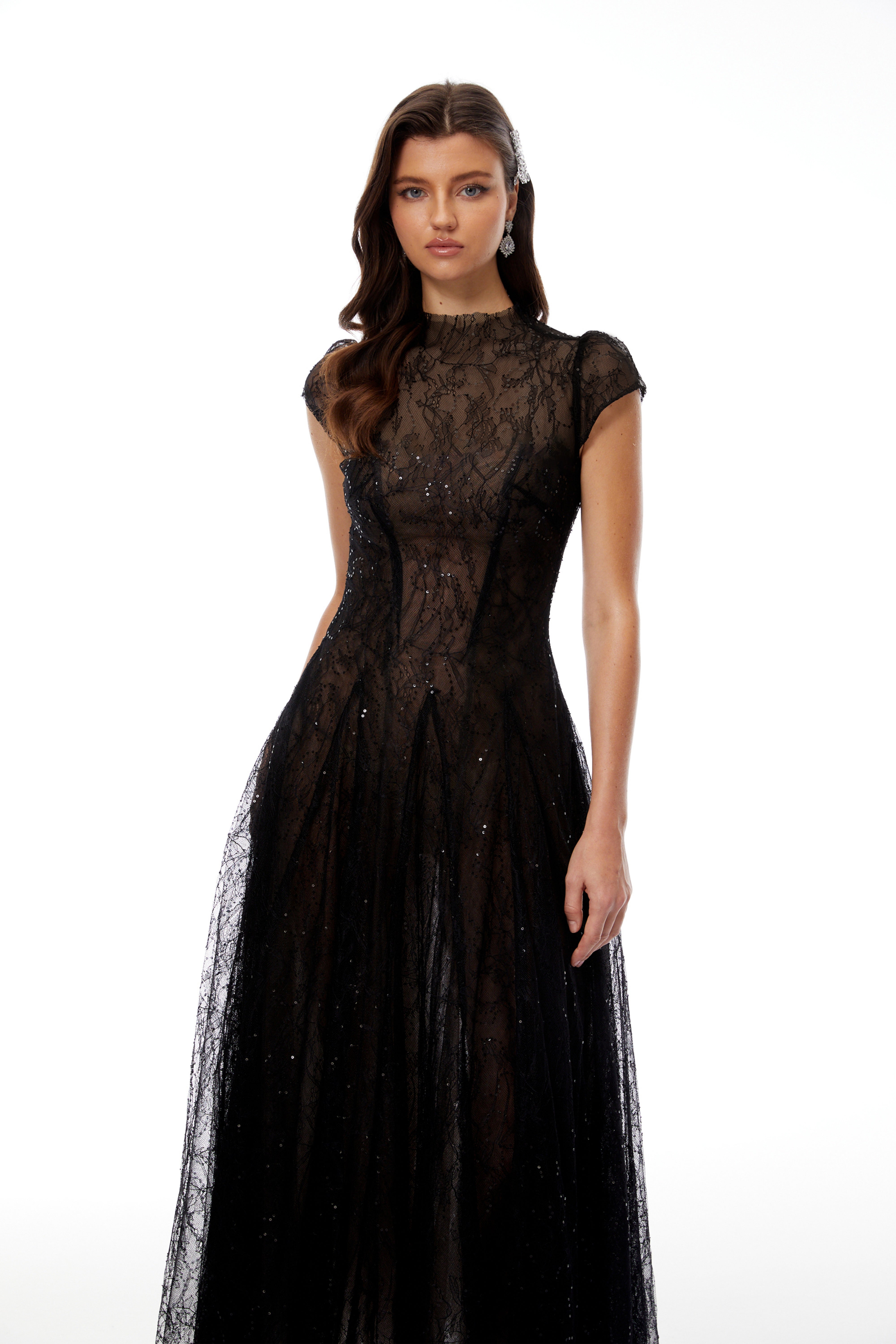 فستان طويل من التول الأسود المزين بالدانتيل واللمعان