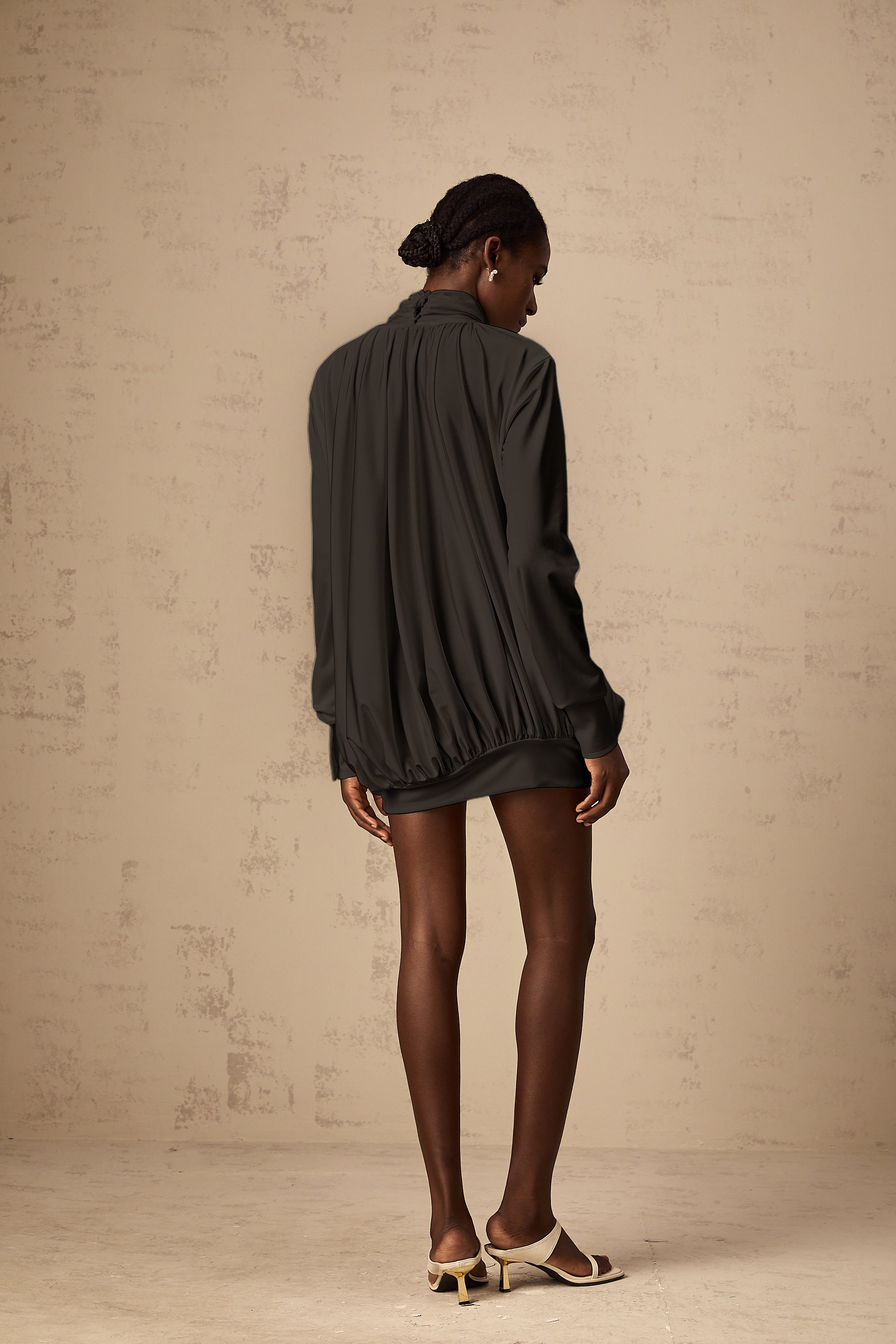 فستان مايفا القصير المزين بالزهور الصناعية باللون الأسود