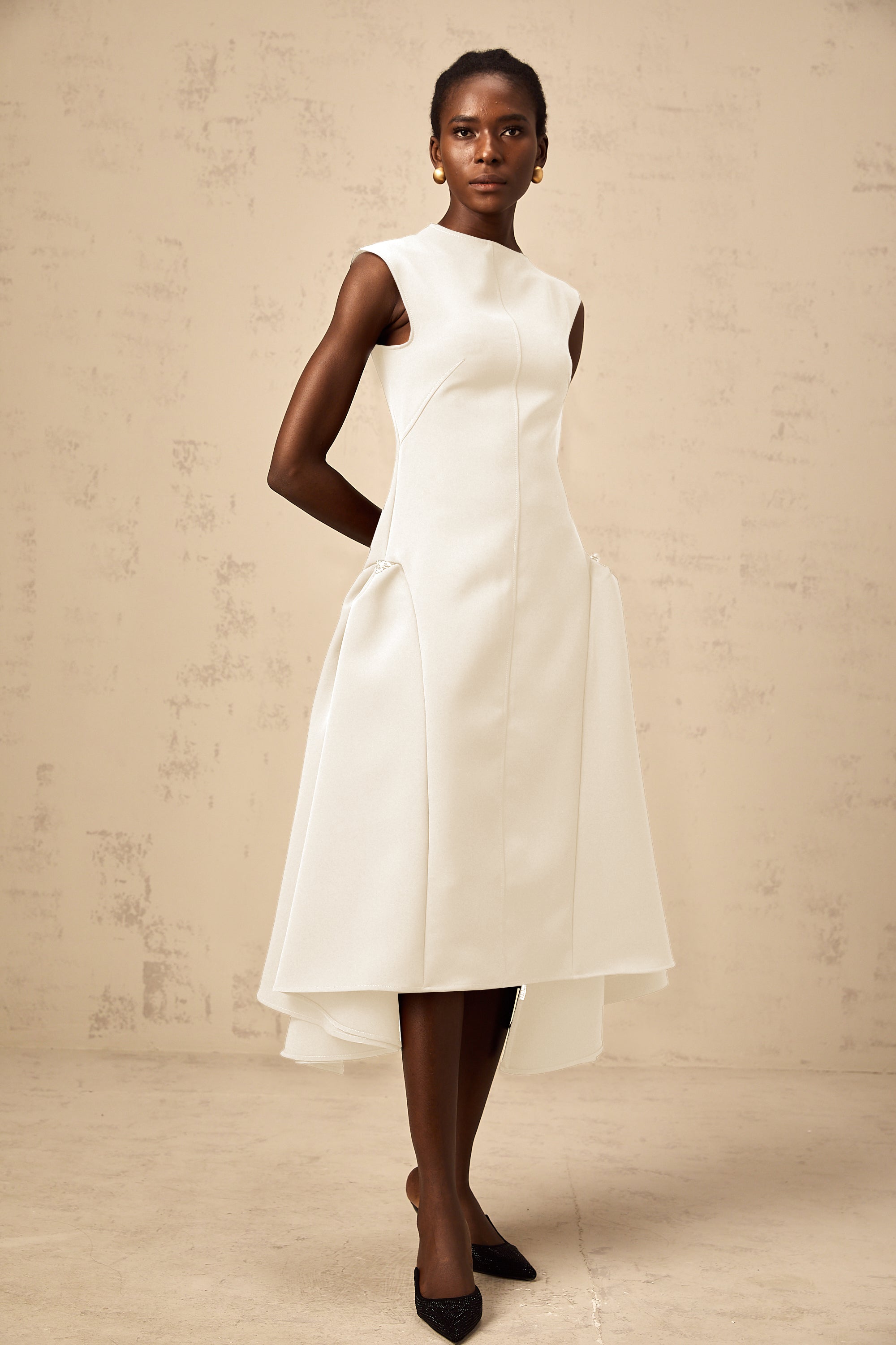 فستان جينيفير متوسط الطول بني غير متماثل