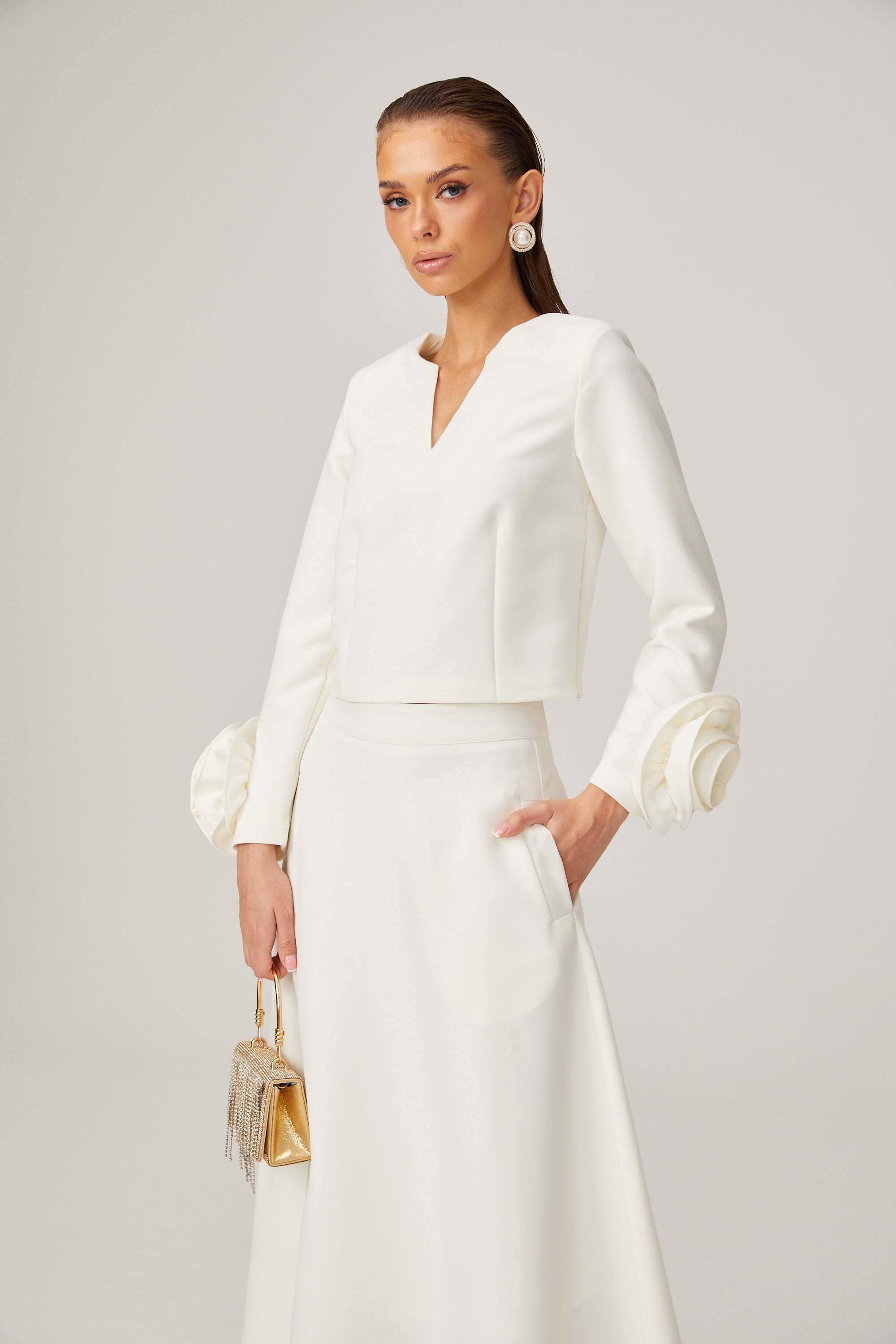 طقم هيلير المكون من بلوزة وتنورة متناسقة ثلاثية الأبعاد باللون الأبيض