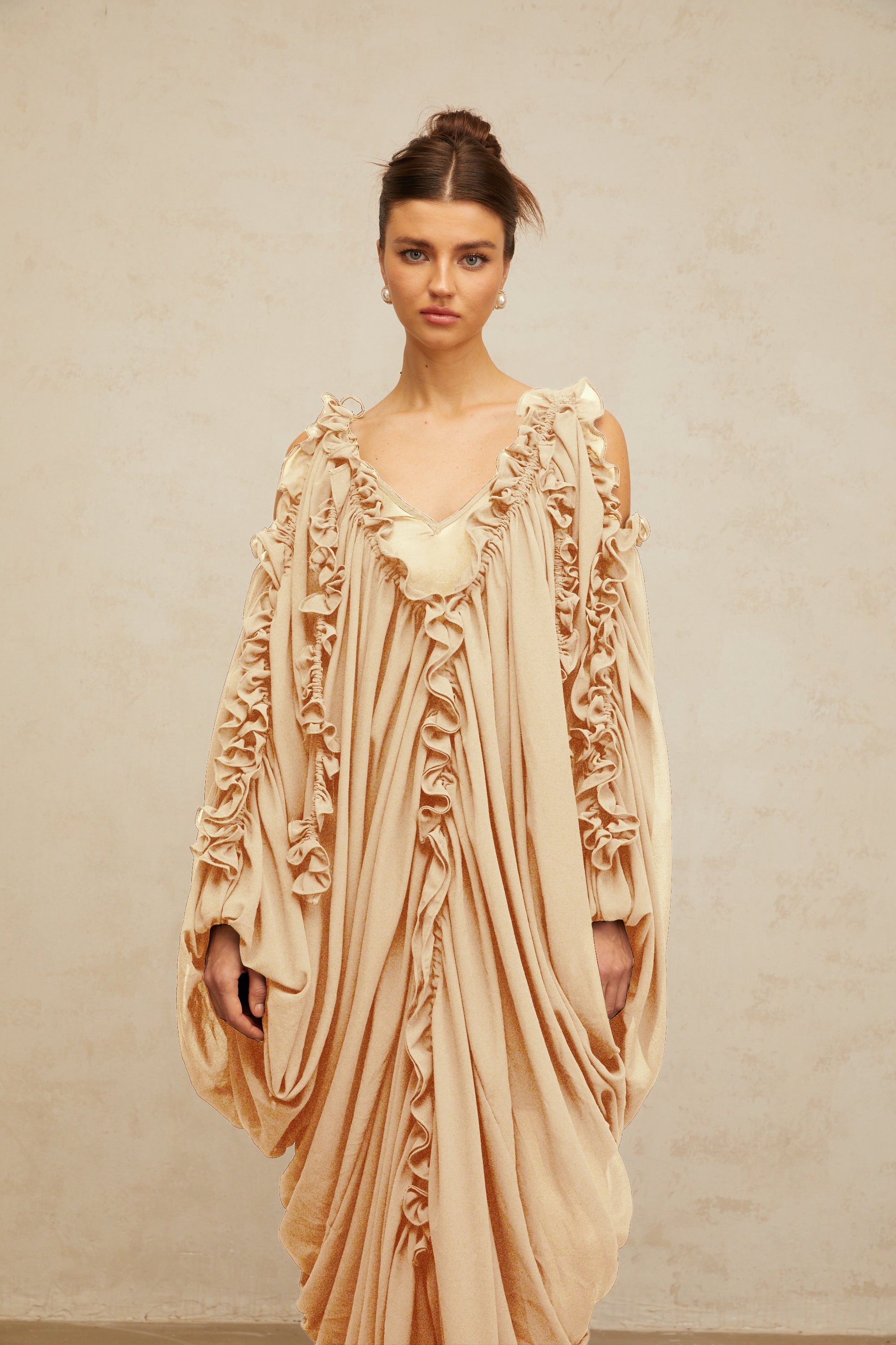 Aglaé Maxikleid aus Tüll mit Rüschenbesatz in neutralen Farbtönen (Endverkauf)