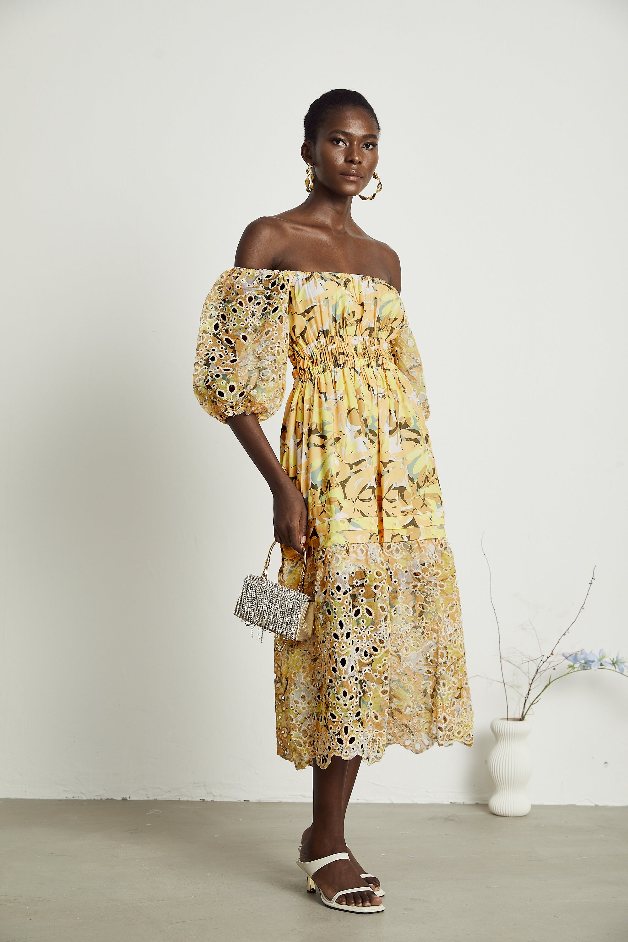 Clémence Midikleid mit Blumendruck und Cut-outs