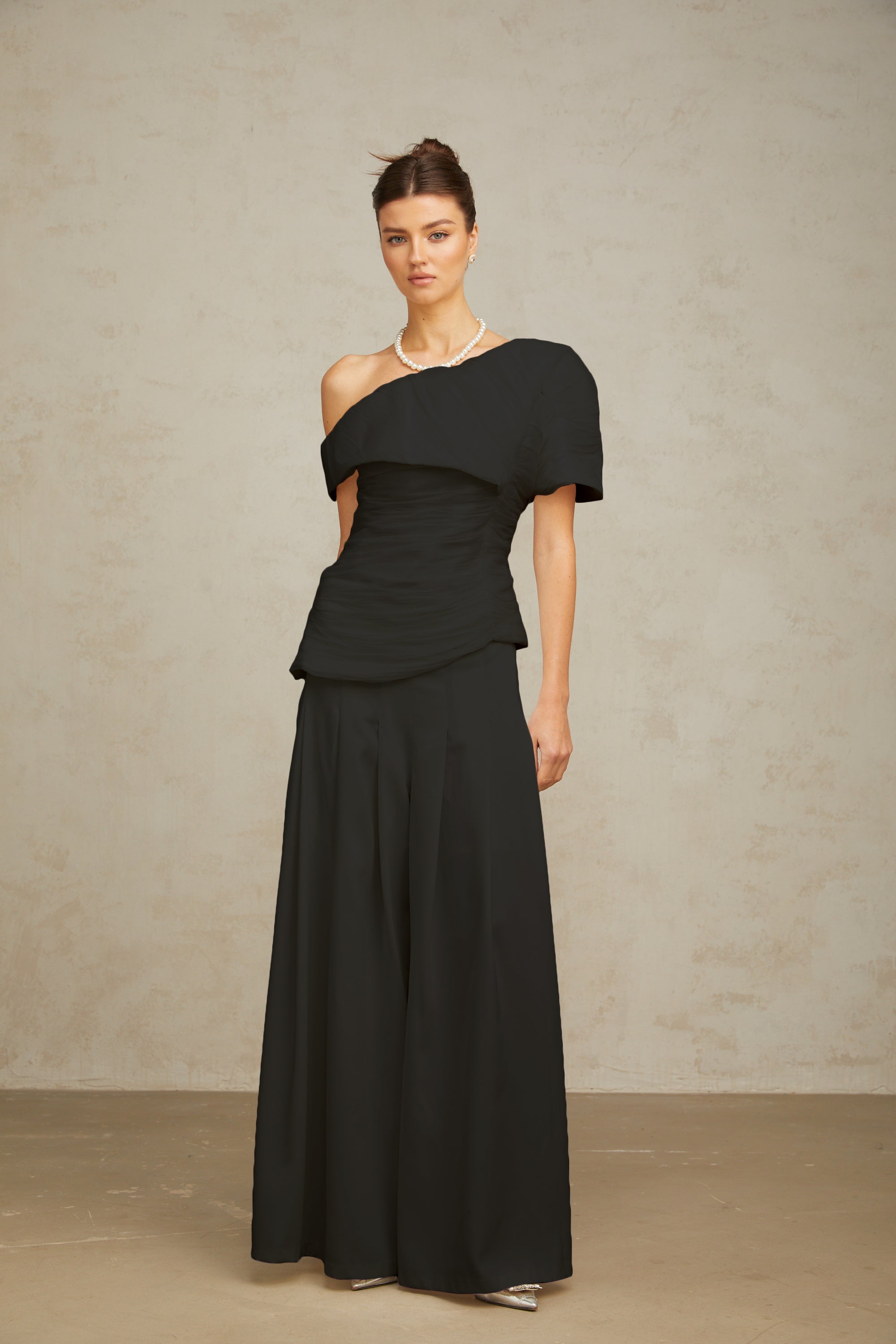 Passendes Set aus Oberteil und Hose „Adèle“ mit Bügelfalten in Schwarz