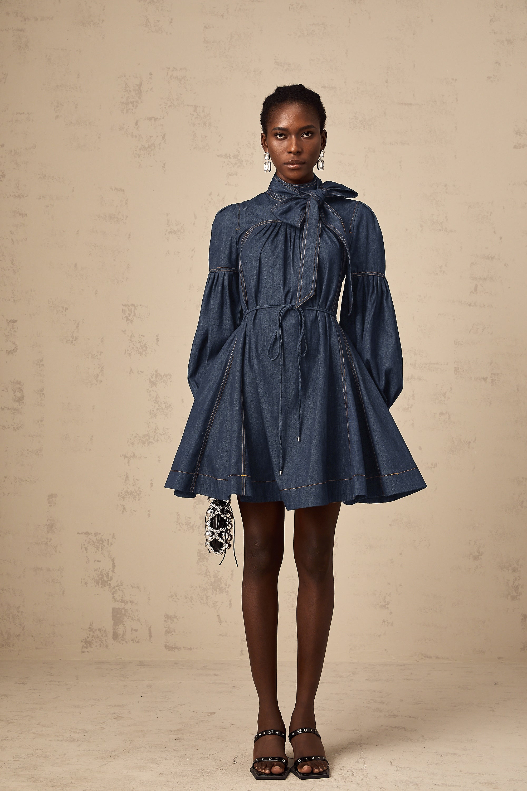 فستان ميرابل قصير من قماش الدنيم باللون الأزرق الداكن مع خياطة متباينة