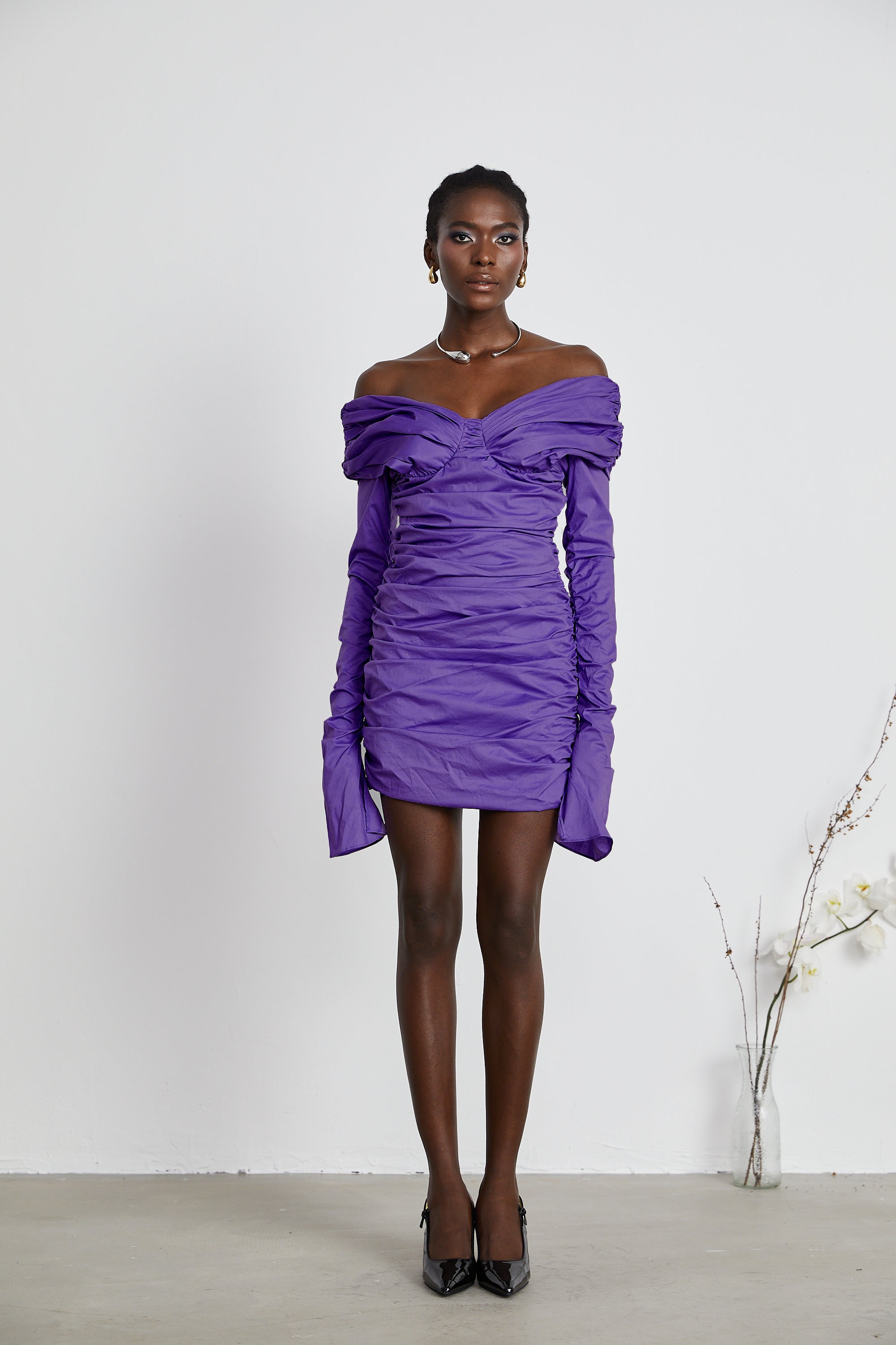 Apolline – Lilafarbenes, schulterfreies, gerüschtes Minikleid