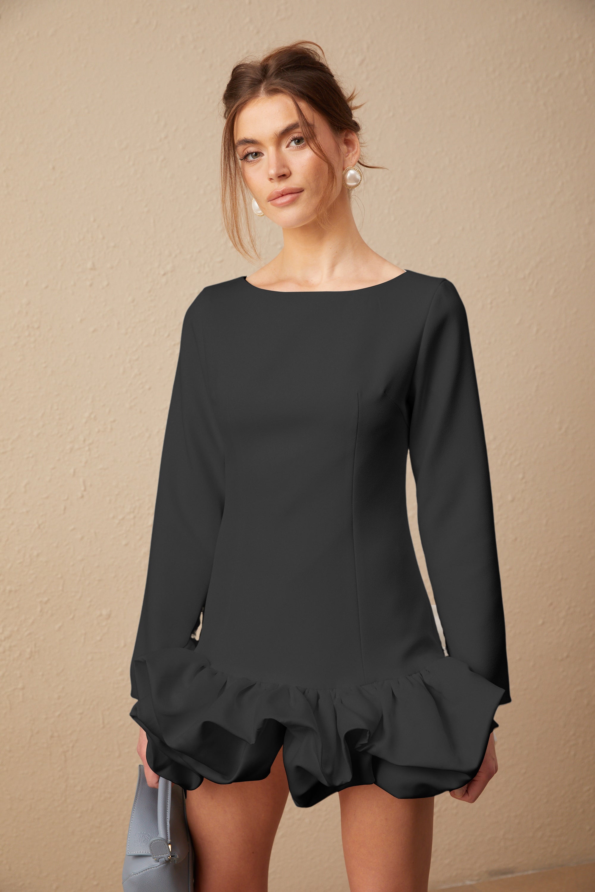 فستان قصير من Elodie بتصميم تنورة فقاعية باللون الأسود