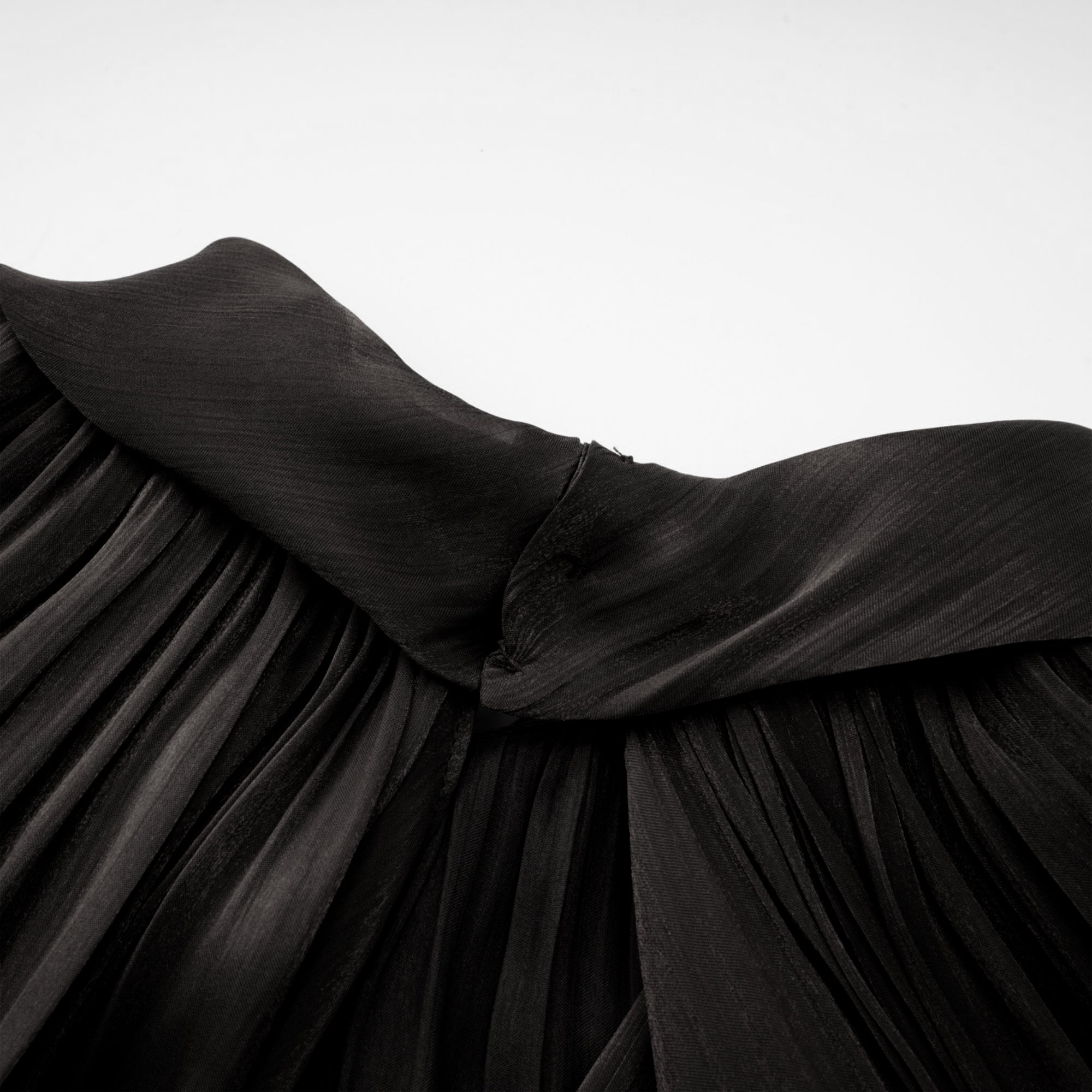 Mila – Plissiertes Maxikleid aus Satin in Schwarz