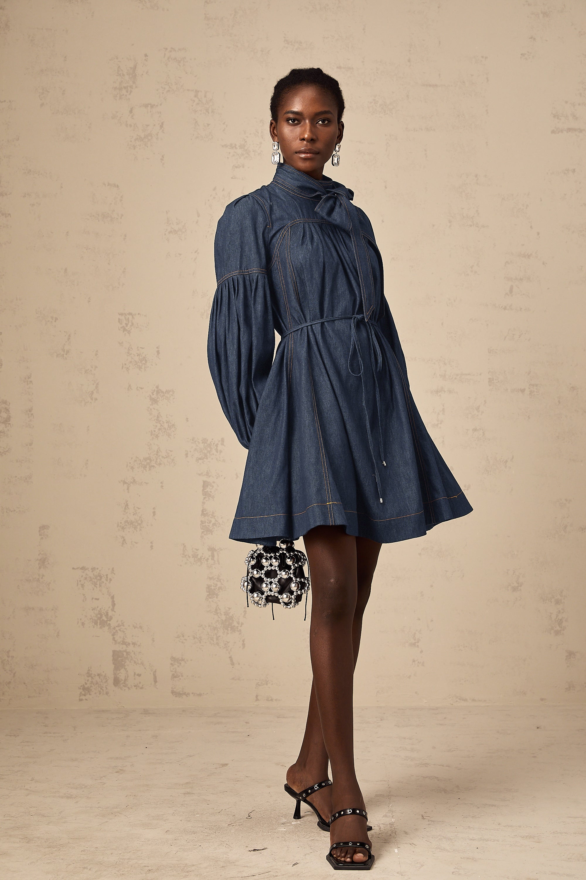 فستان ميرابل قصير من قماش الدنيم باللون الأزرق الداكن مع خياطة متباينة