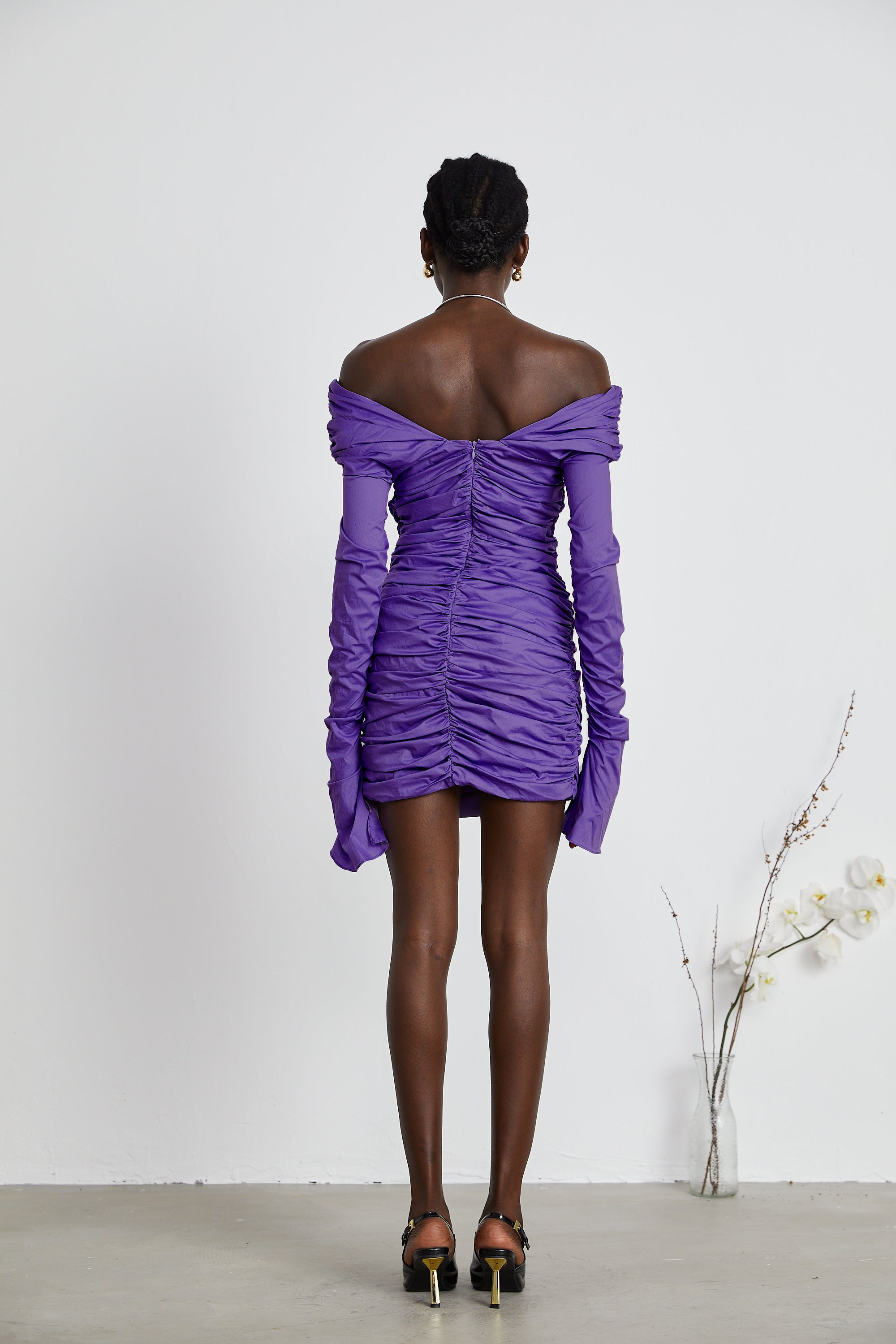 Apolline – Lilafarbenes, schulterfreies, gerüschtes Minikleid